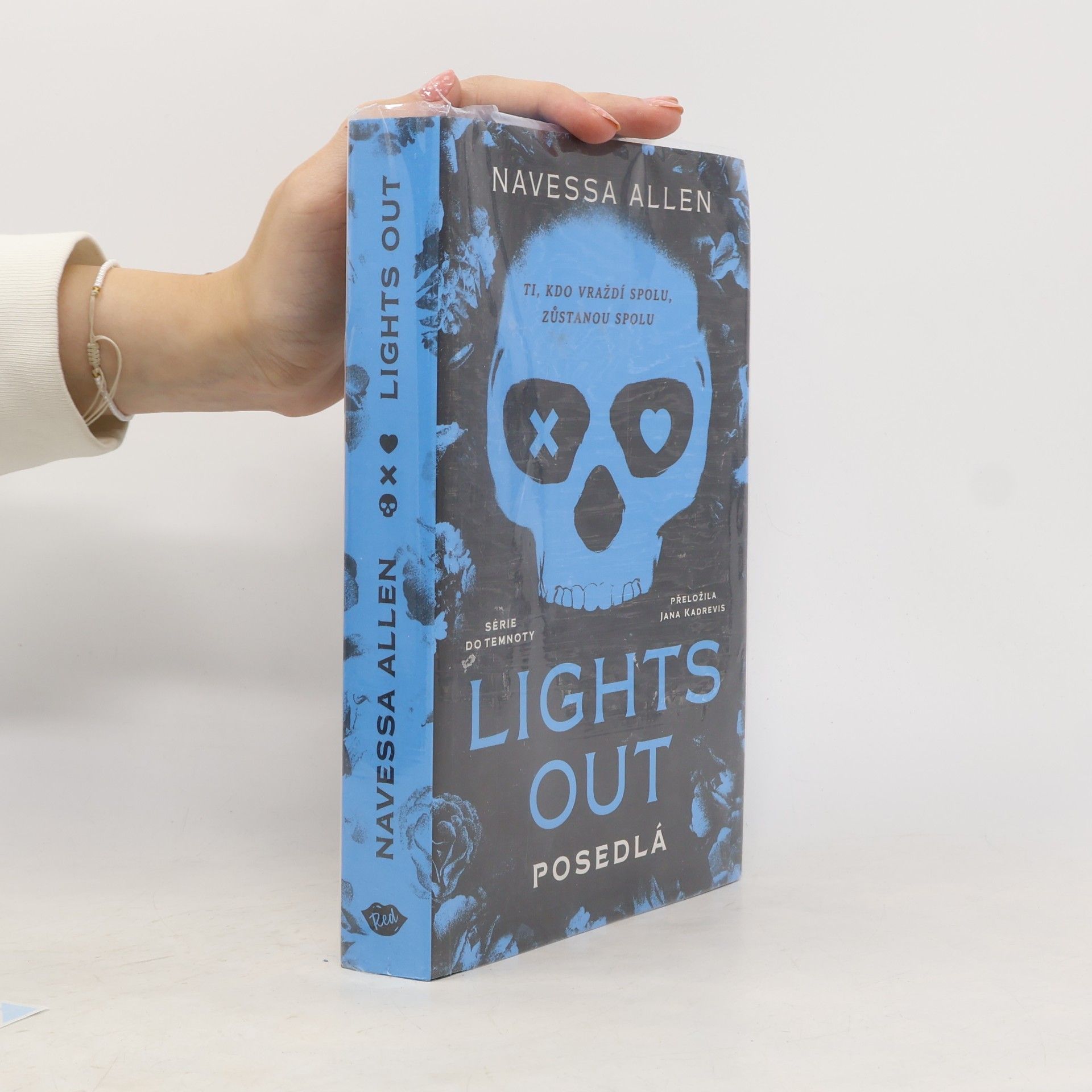 Navessa Allen Lights Out. Posedlá