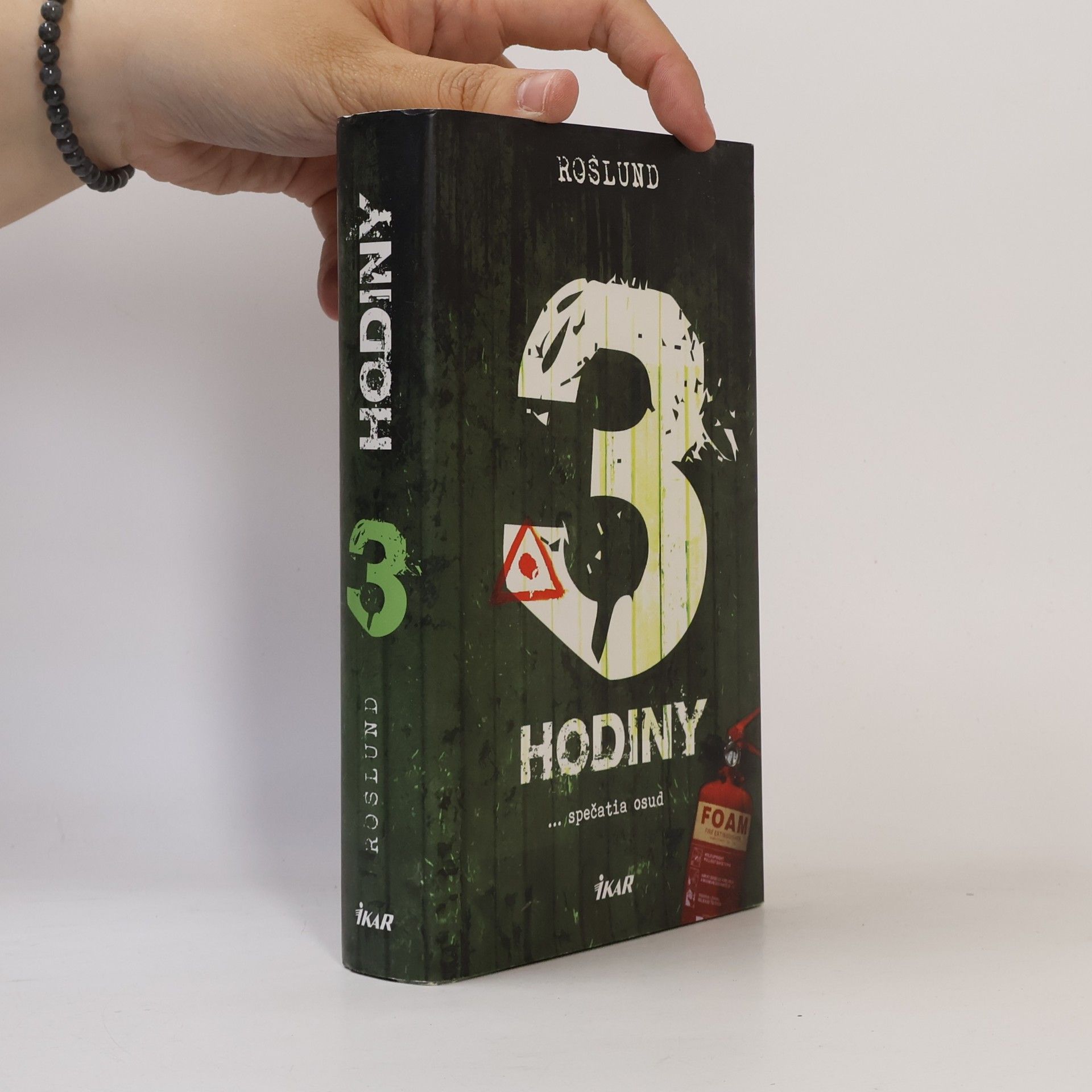 Tri hodiny