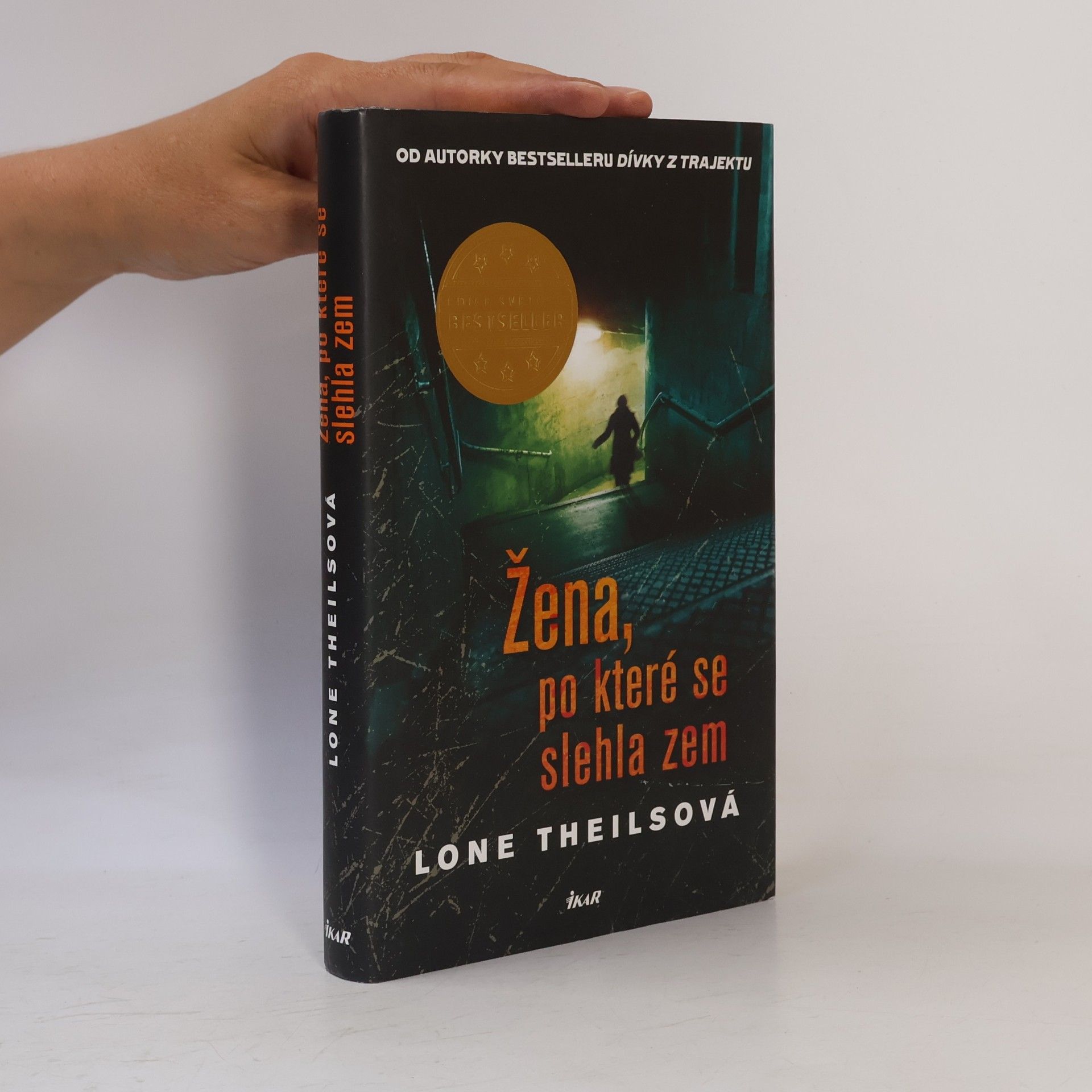 Lone Theils Žena, po které se slehla zem