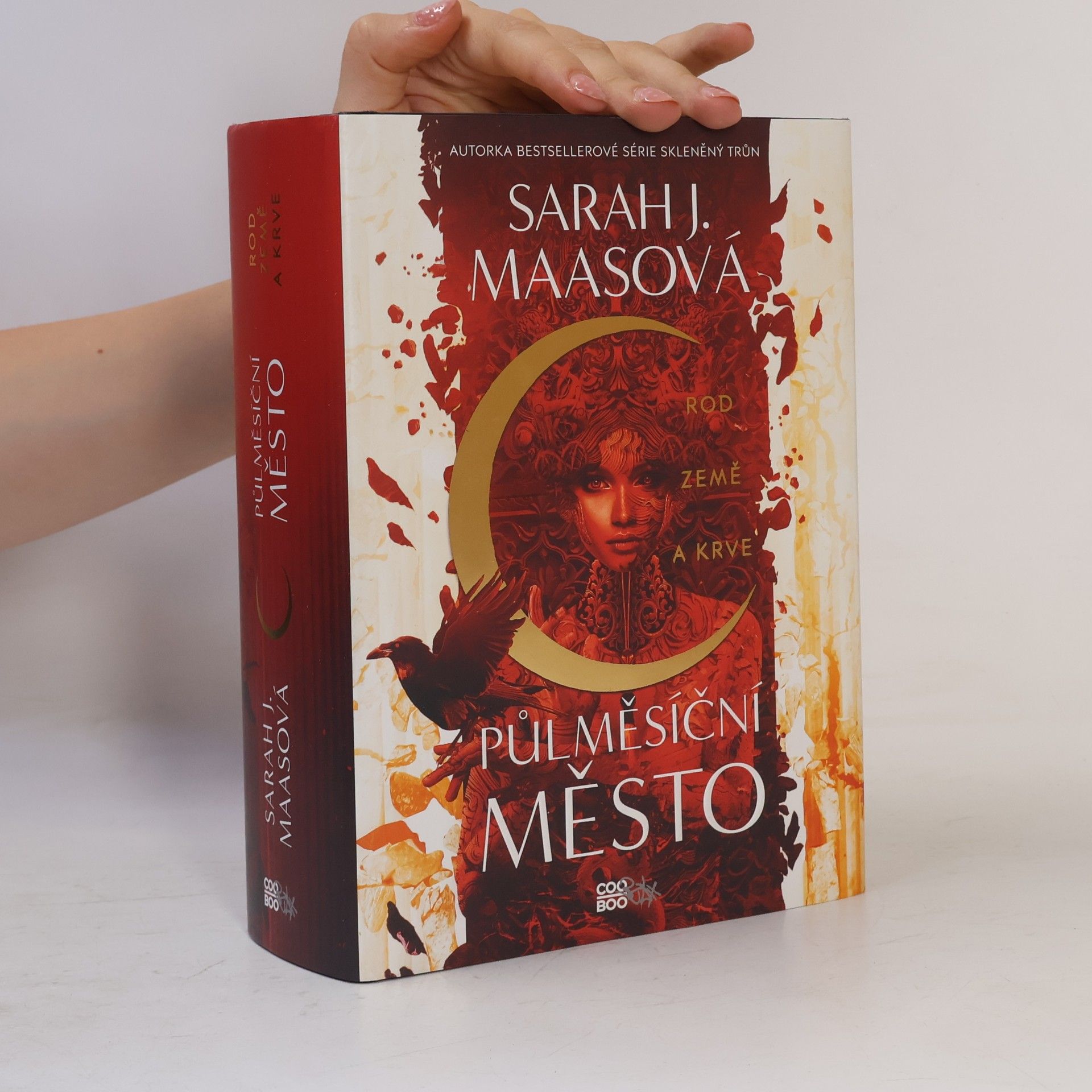 Sarah J. Maas Půlměsíční město. Rod země a krve