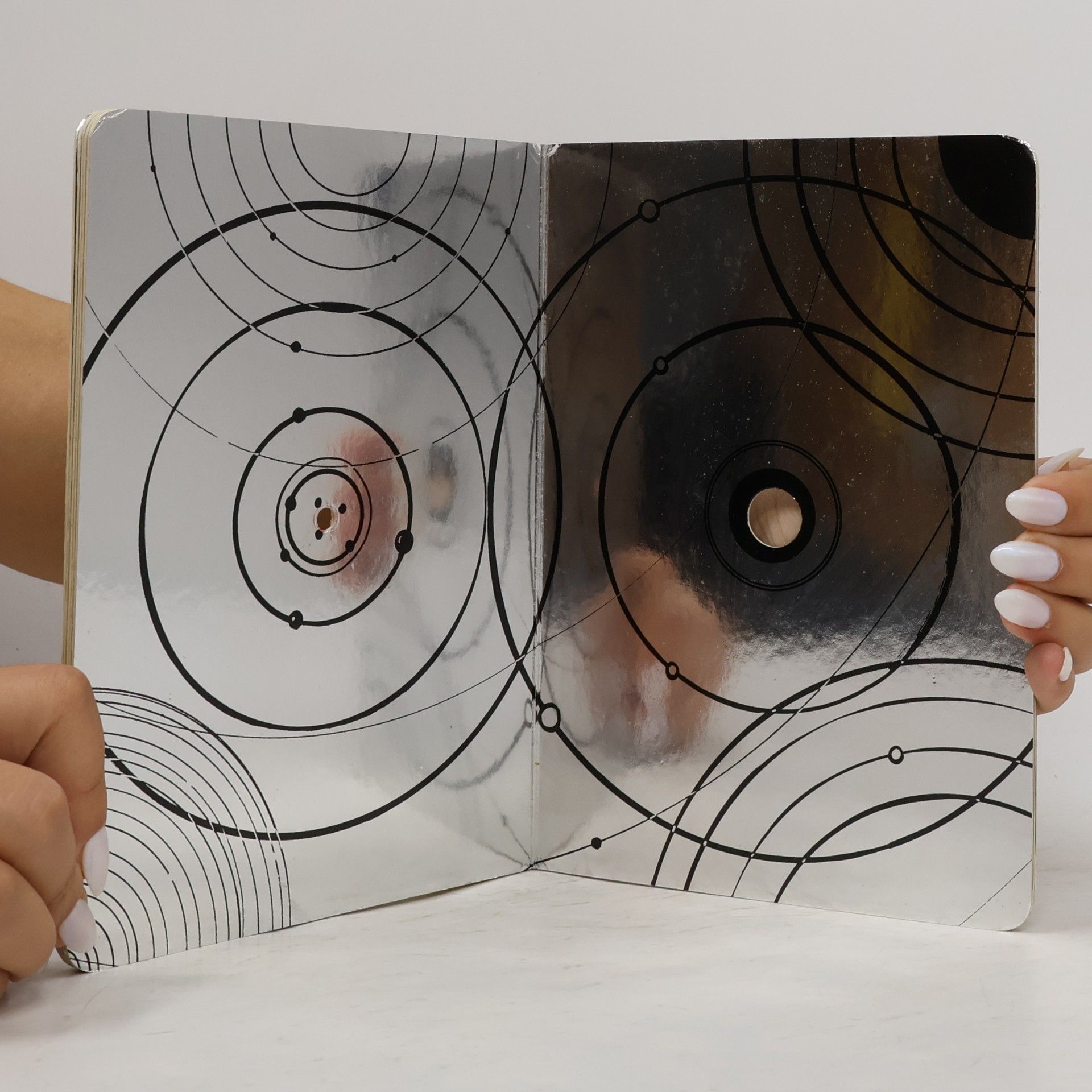 Hervé Tullet The Game of Mirrors