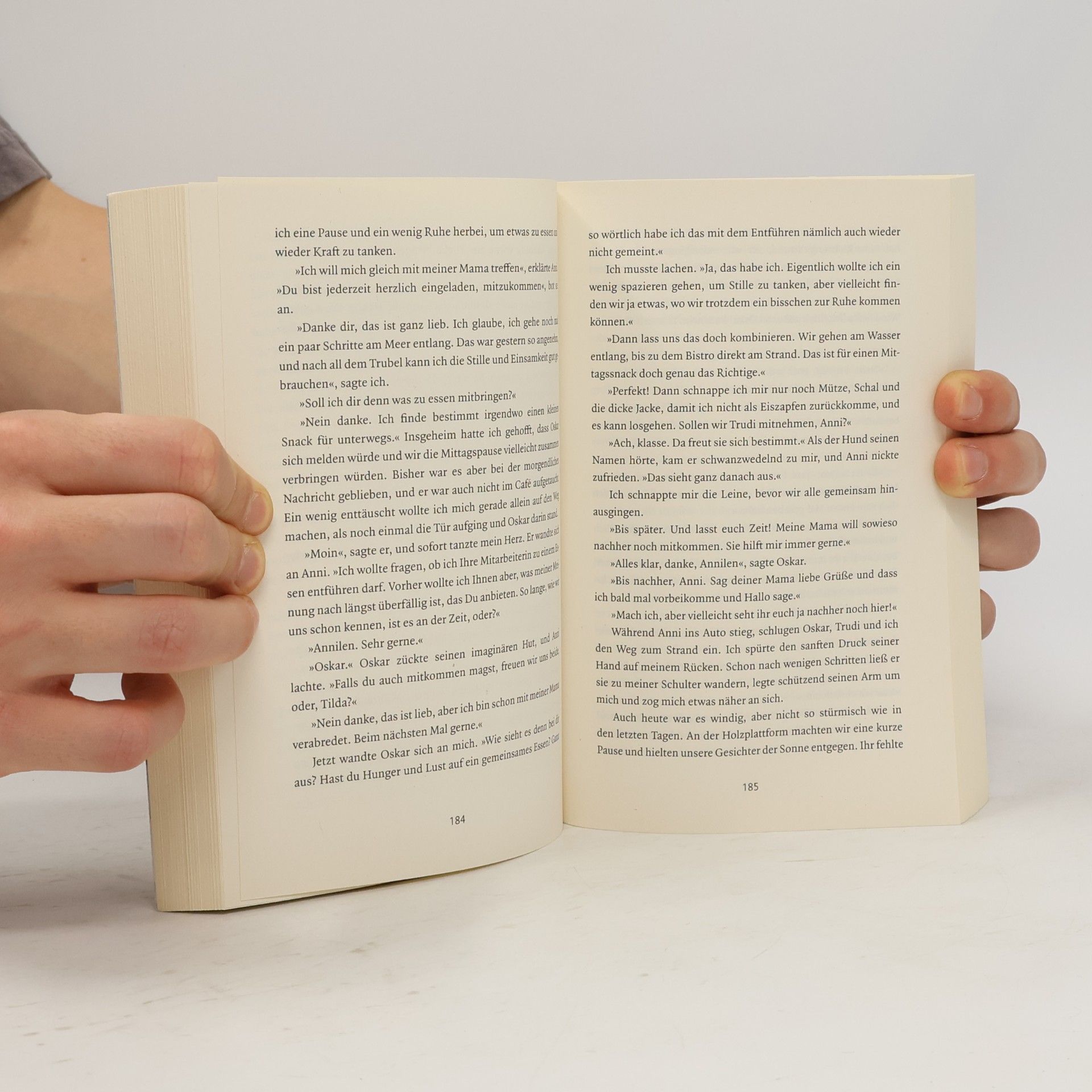 Julia Rogasch Wintertee im kleinen Büchercafé am Meer