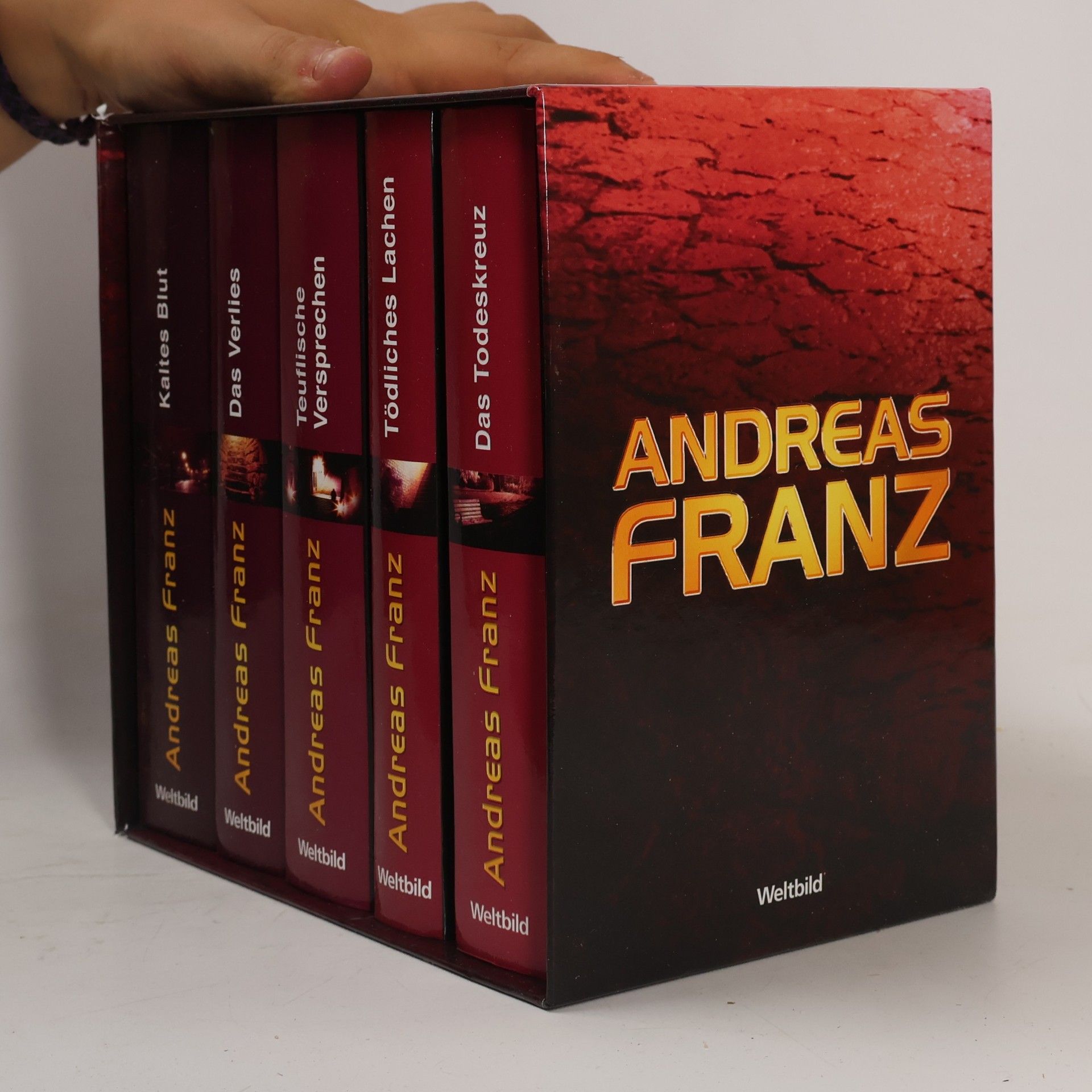 Kaltes Blut. Das Verlies. Teuflische Versprechen. Mörderische Tage. Das Todeskreuz. Tödliches Lachen
