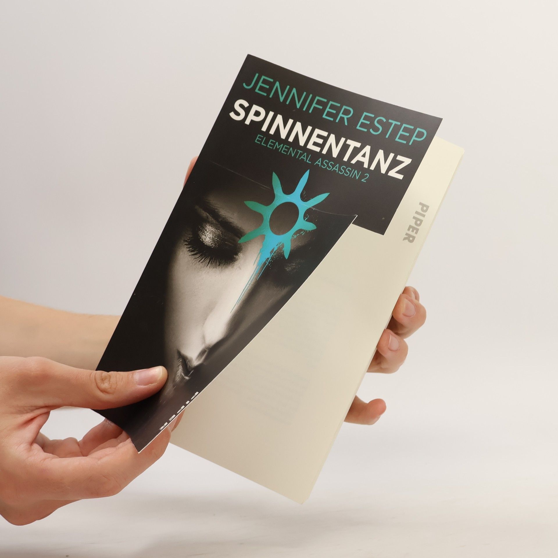 Jennifer Estep Spinnentanz