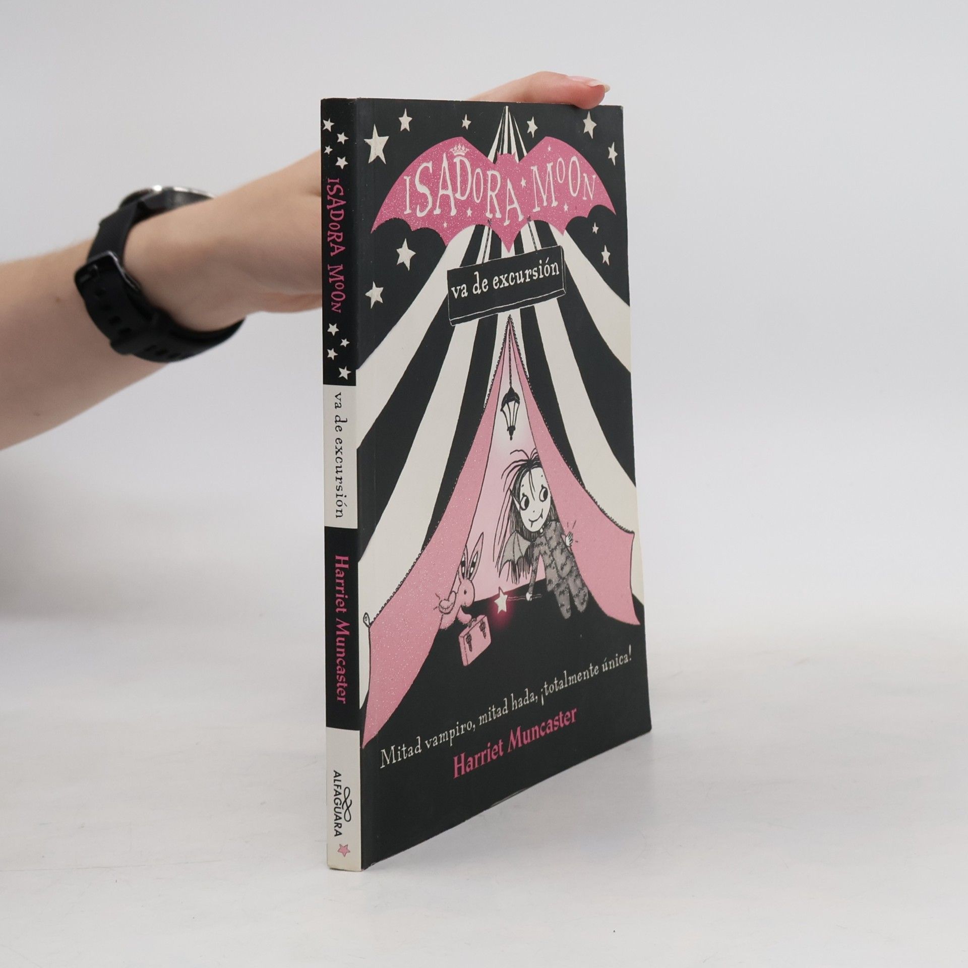 Harriet Muncaster Isadora Moon Va de Excursión / Isadora Moon Goes Camping (Isadora Moon, Book 2)