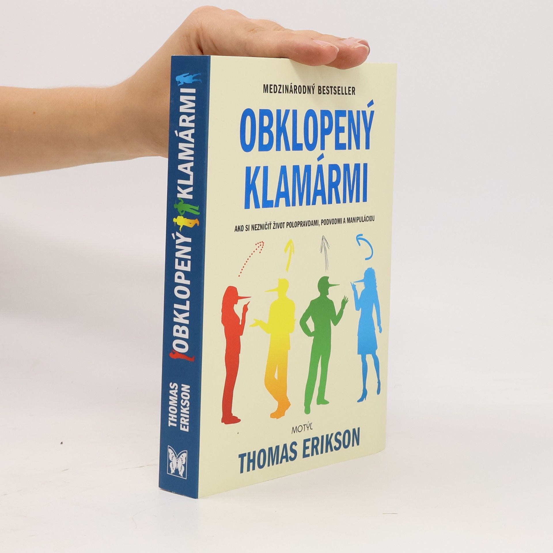 Obklopený klamármi