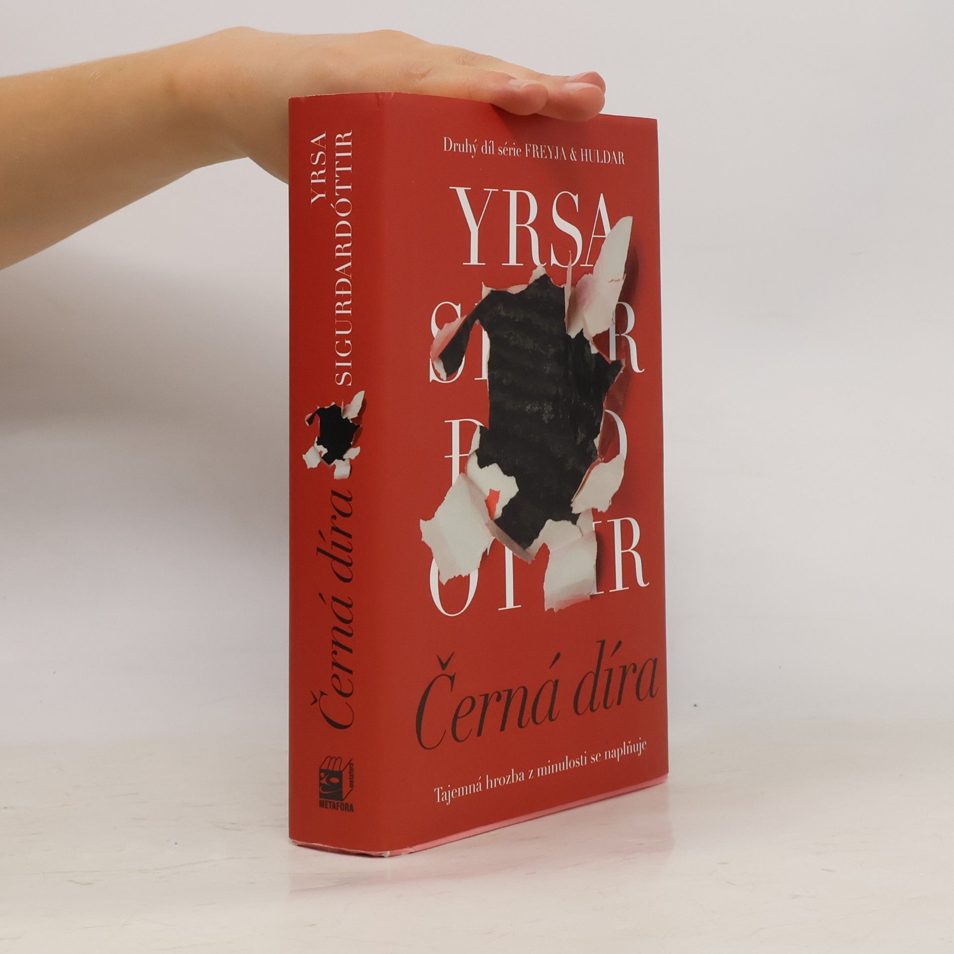 Yrsa Sigurðardóttir Černá díra