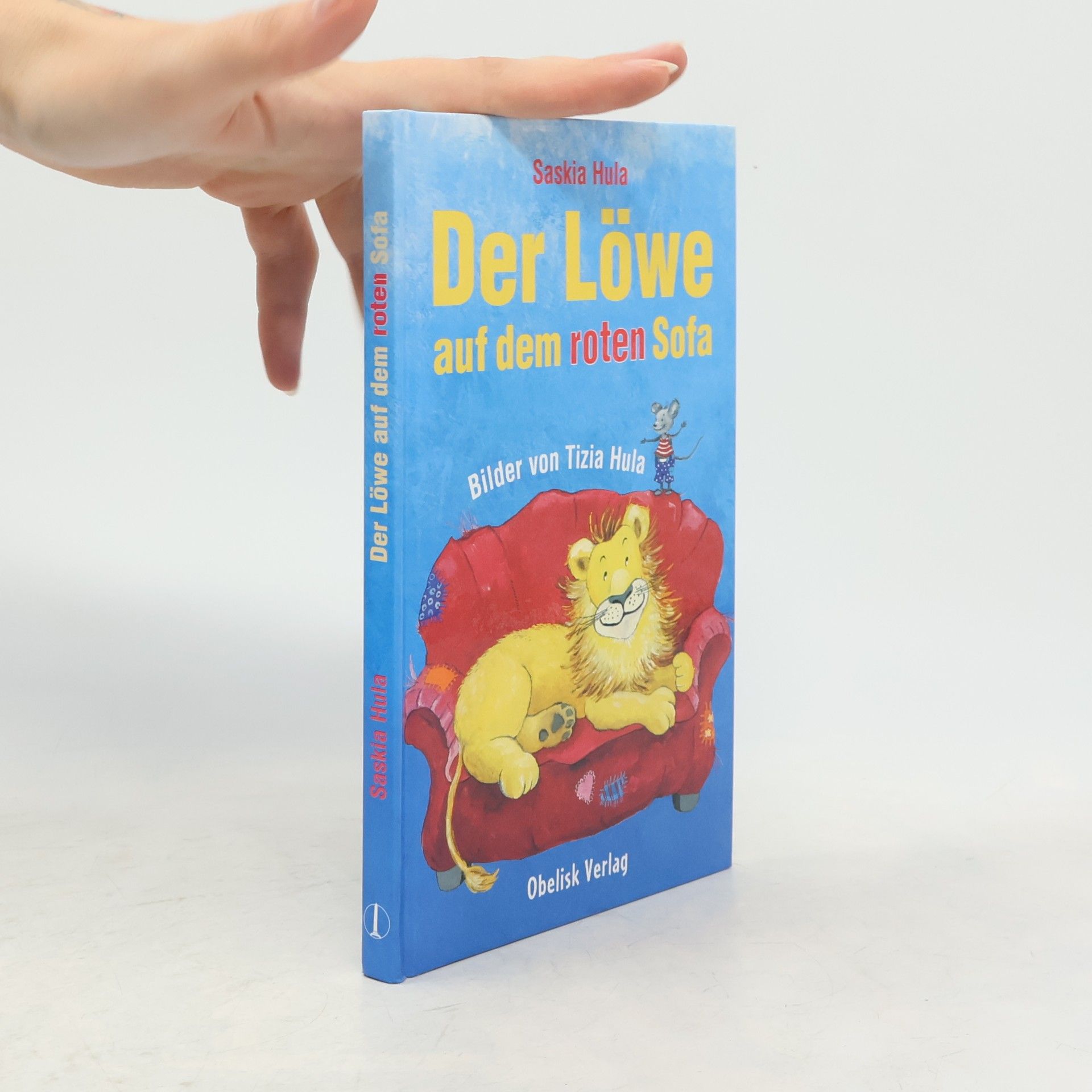 Saskia Hula Der Löwe auf dem roten Sofa