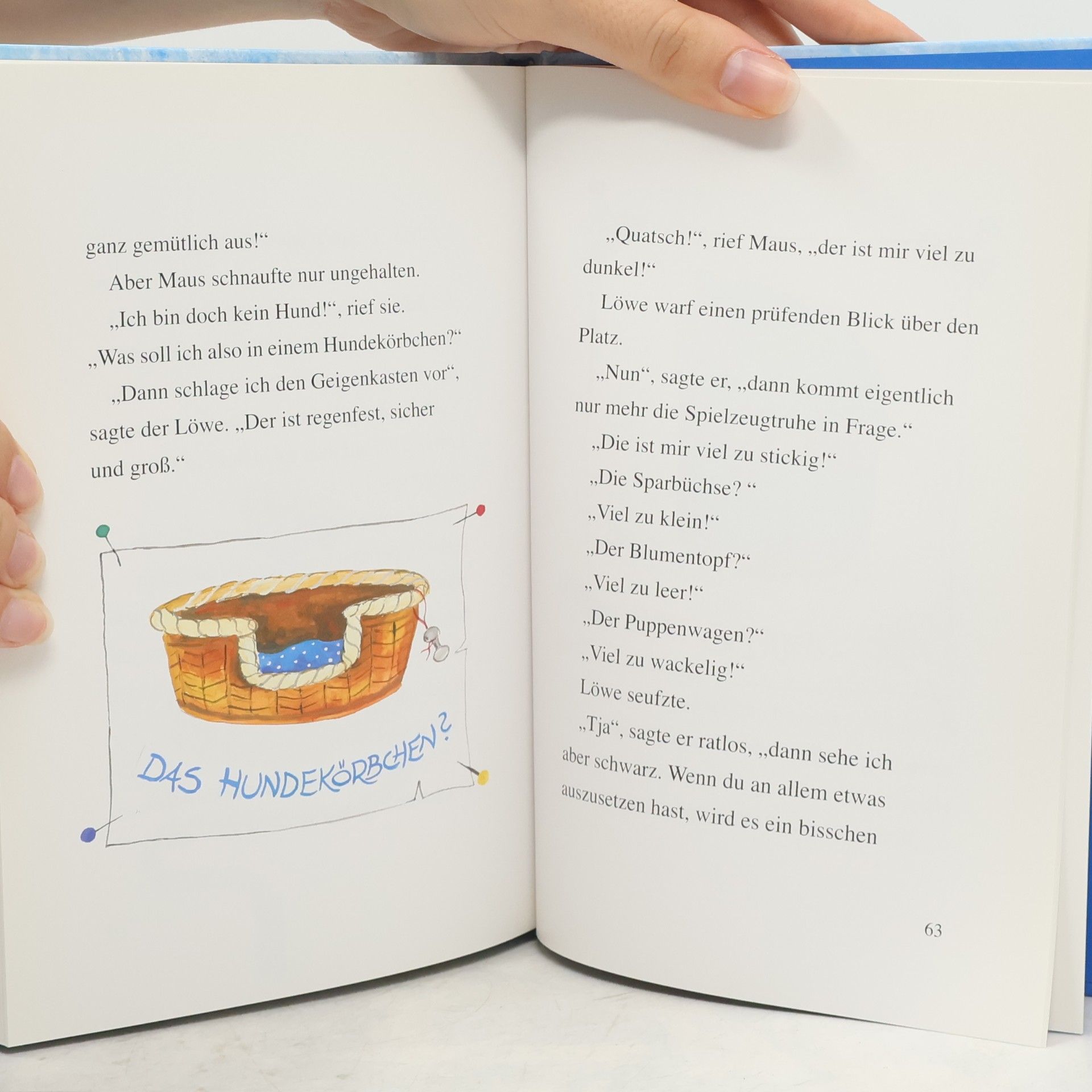 Saskia Hula Der Löwe auf dem roten Sofa