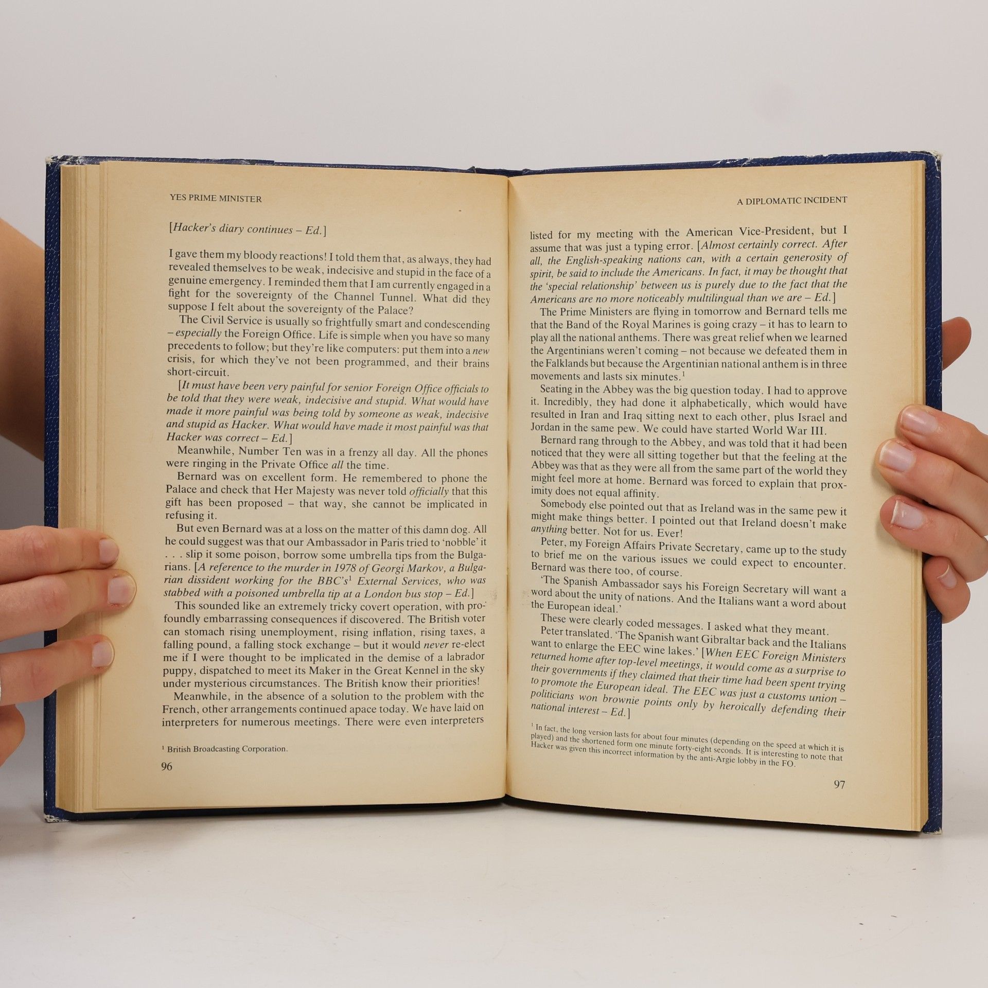 Jonathan Lynn Yes Prime Minister : the diaries of the Right Hon. James Hacker
