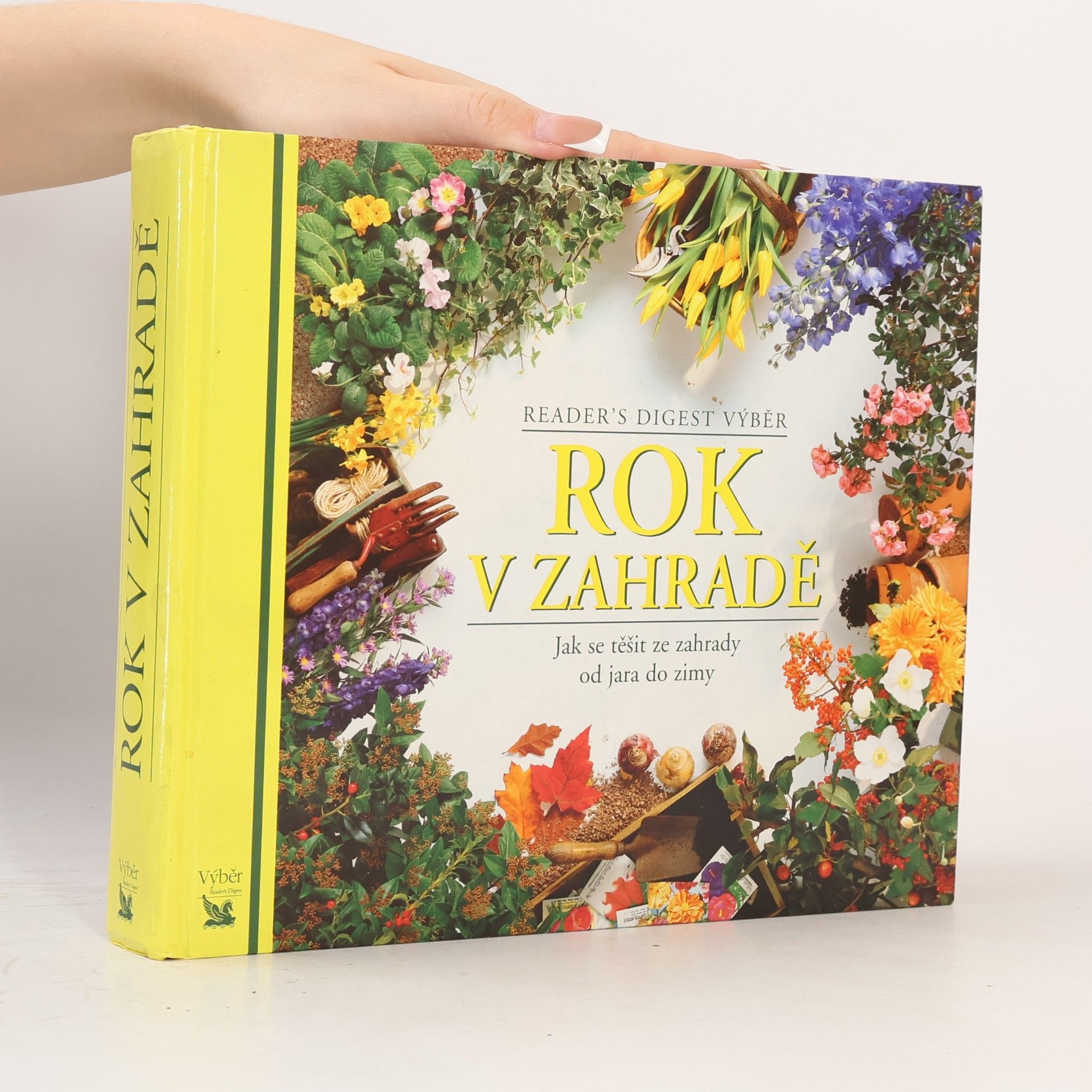 Various authors Rok v zahradě. Jak se těšit ze zahrady od jara do zimy