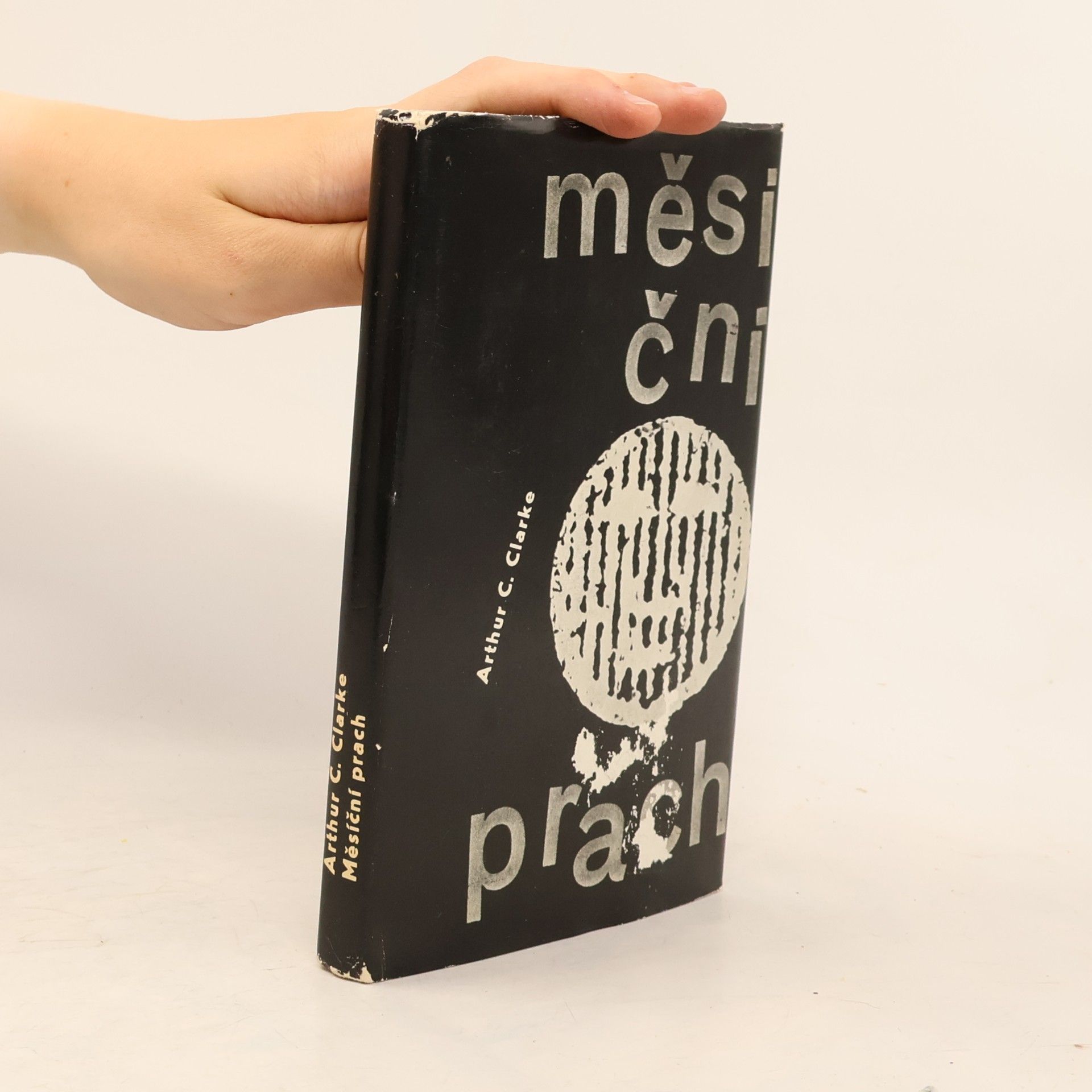 Arthur C. Clarke Měsíční prach