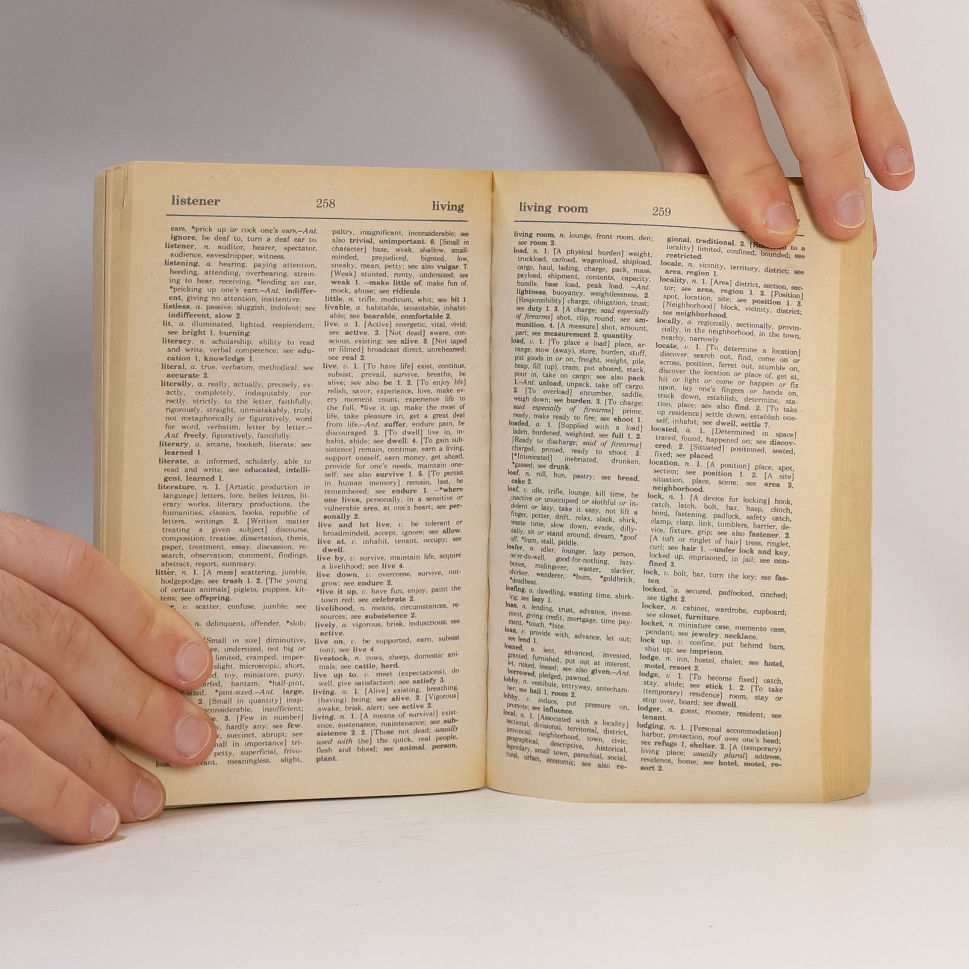 Charlton Grant Laird Webster's New World Thesaurus