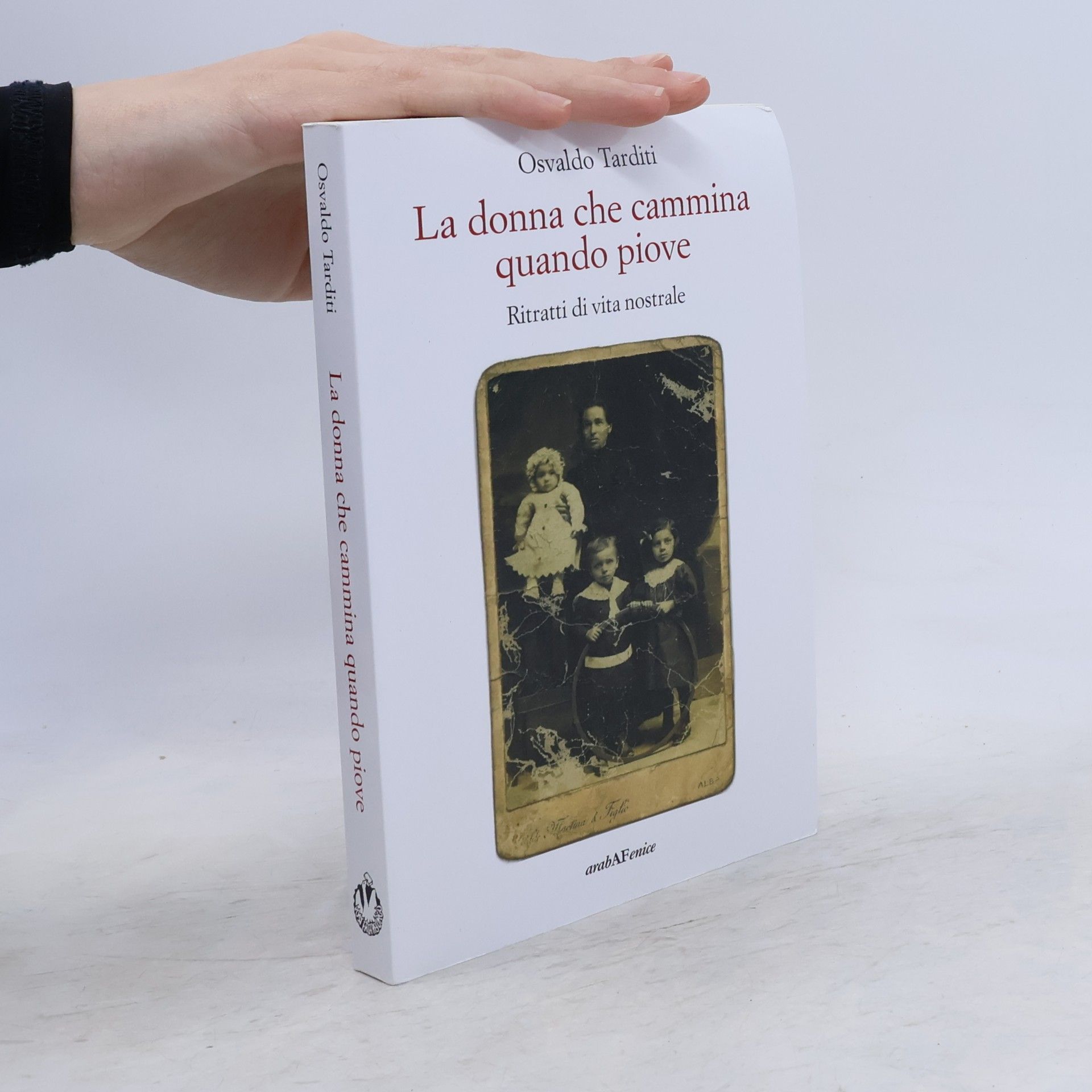 Tarditi, Osvaldo La donna che cammina quando piove. Ritratti di vita nostrale (Storia e memoria)