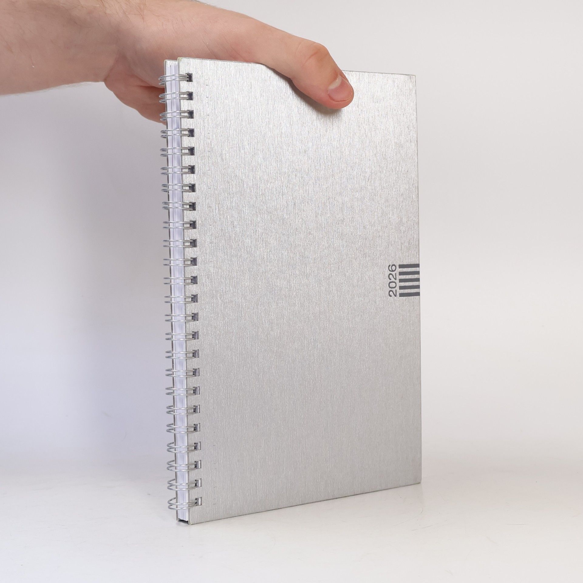 Autorenkollektiv Wochen-Cheftimer A5, Alu silber 2026: Wochenkalender. Silberner Terminkalender in Aluoptik. Buch-Kalender mit Eckperfoation und Spiralbindung. ... zum Planen von Terminen. (Bürokalender Heye)