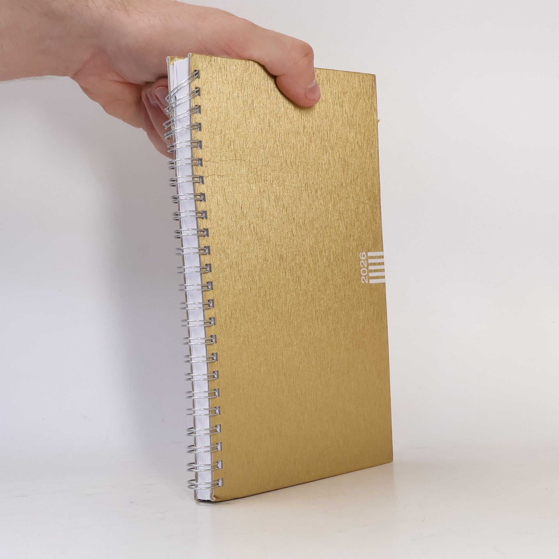 Autorenkollektiv Wochen-Cheftimer A5, Alu gold 2026: Wochenkalender. Goldener Terminkalender in Aluoptik. Buch-Kalender mit Eckperforation und Spiralbindung. ... zum Planen von Terminen. (Bürokalender Heye)