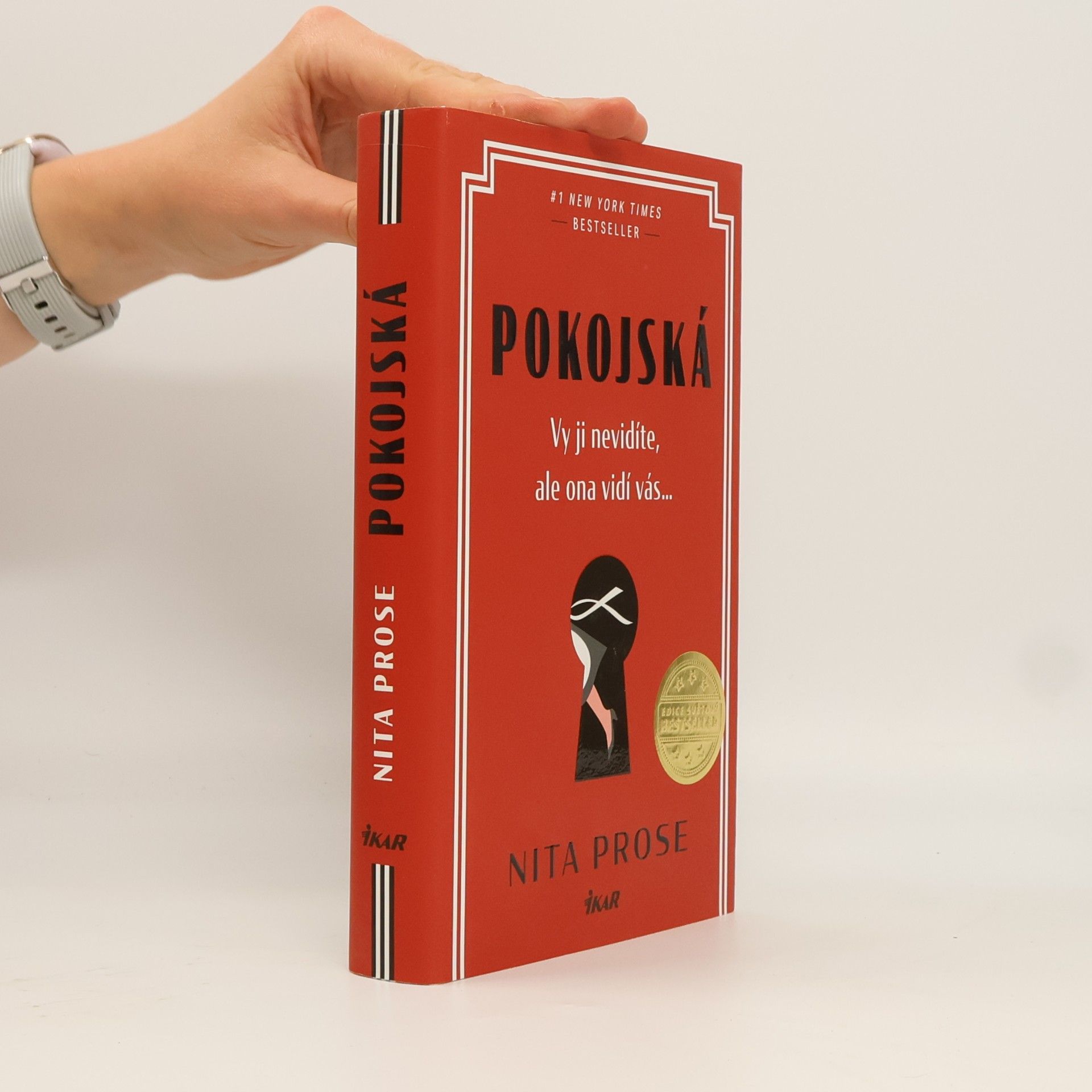 Nita Prose Pokojská: vy ji nevidíte, ale ona vidí vás...