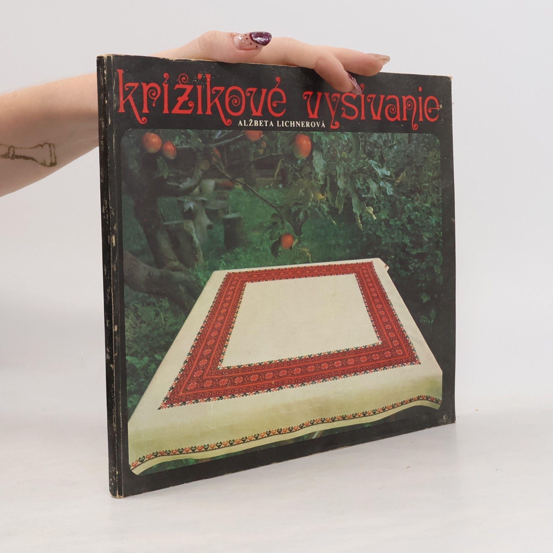 Alžbeta Lichnerová Krížikové vyšivanie