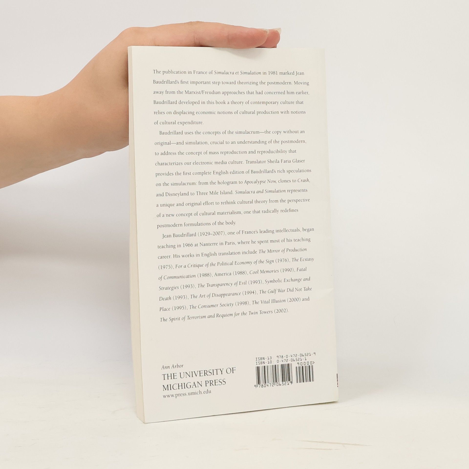 Jean Baudrillard Simulacres et simulation. Anglicky Simulacra and simulation