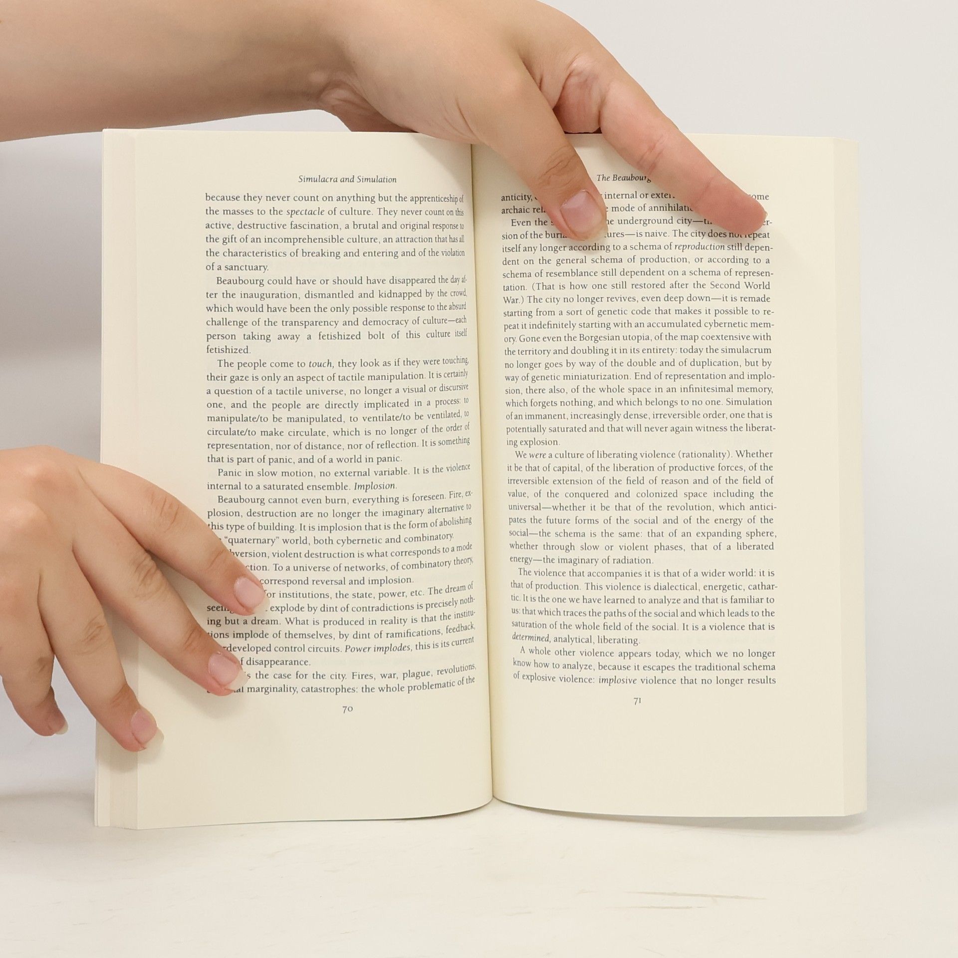 Jean Baudrillard Simulacres et simulation. Anglicky Simulacra and simulation