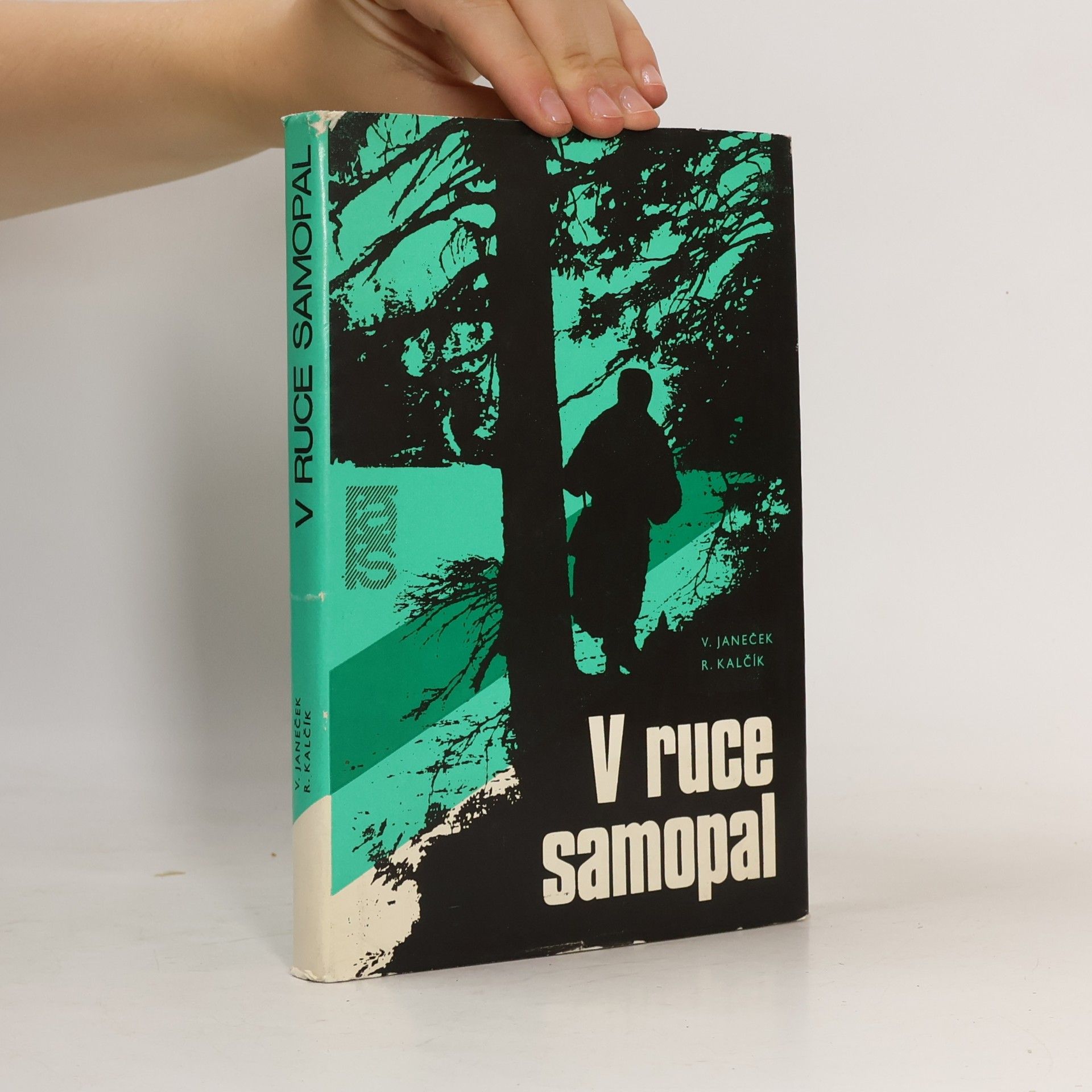 V ruce samopal