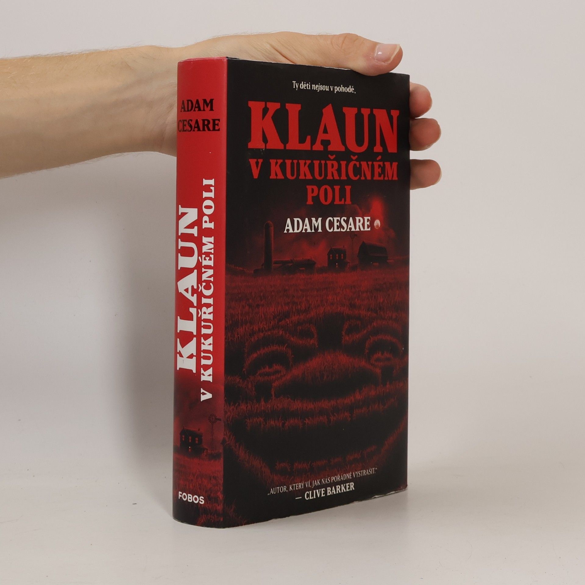 Adam Cesare Klaun v kukuřičném poli