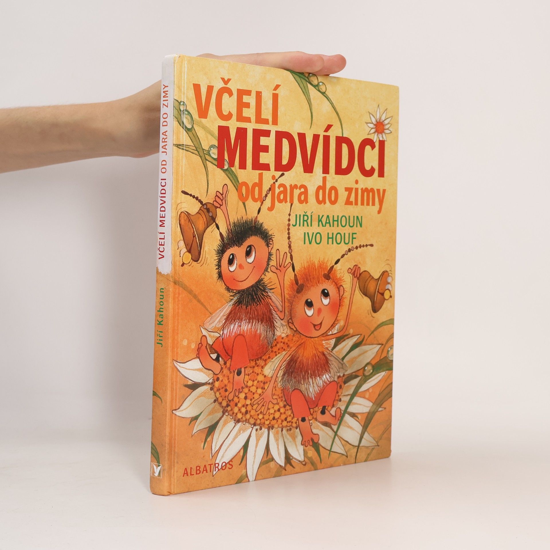 Ivo Houf Včelí medvídci od jara do zimy