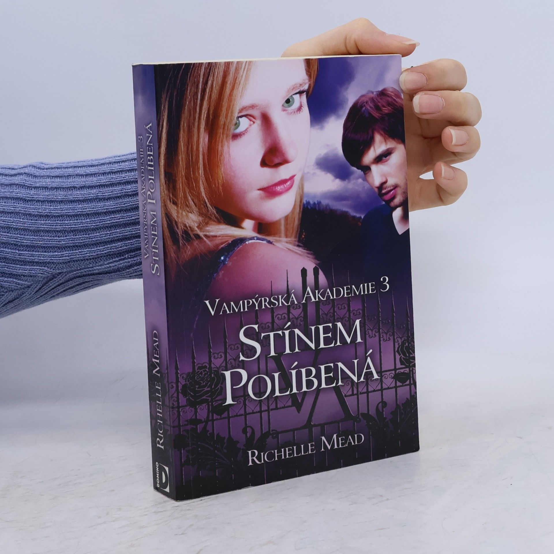 Richelle Mead Vampýrská akademie 3: Stínem políbená.