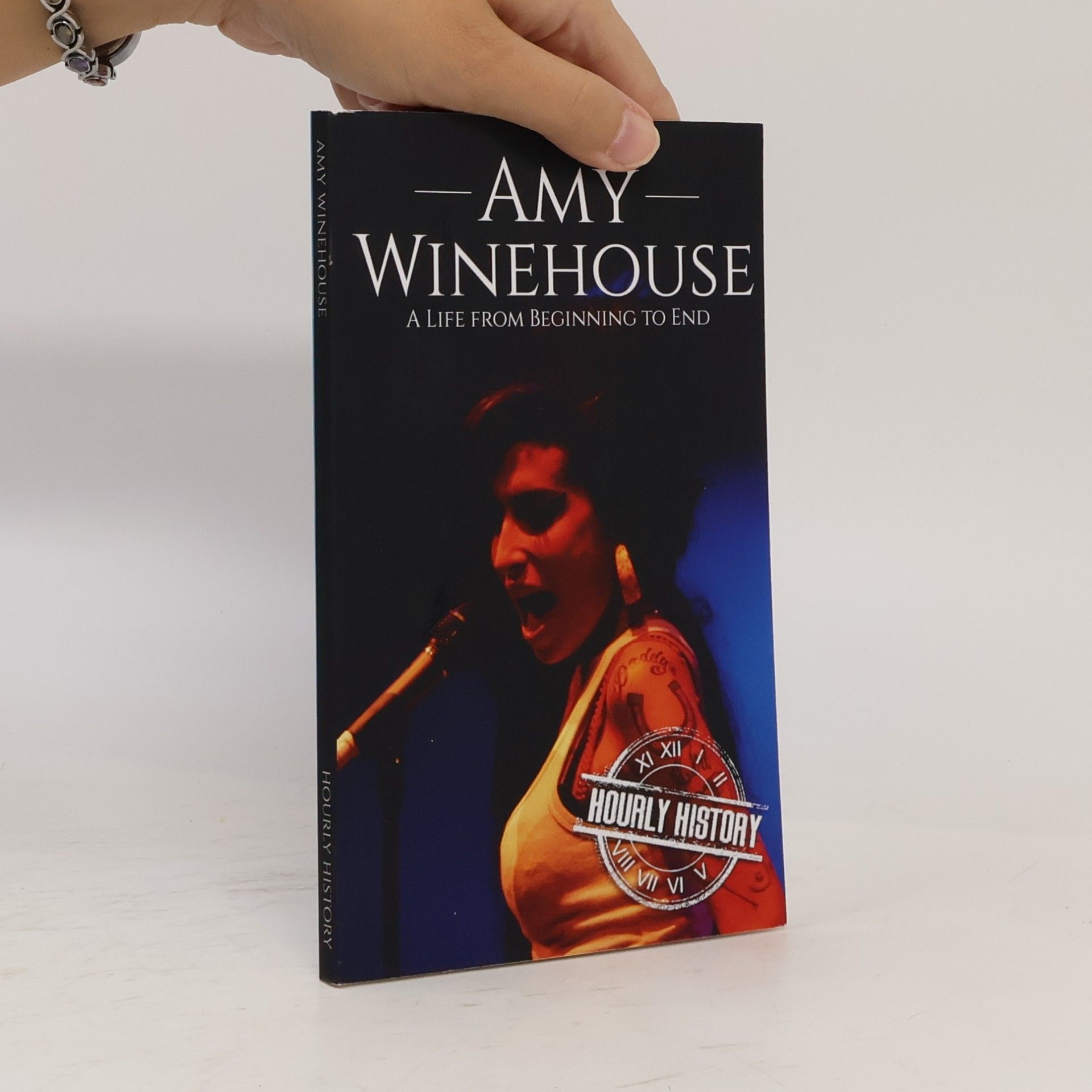History, Hourly Amy Winehouse: A Life from Beginning to End (Large Print Biography Books)