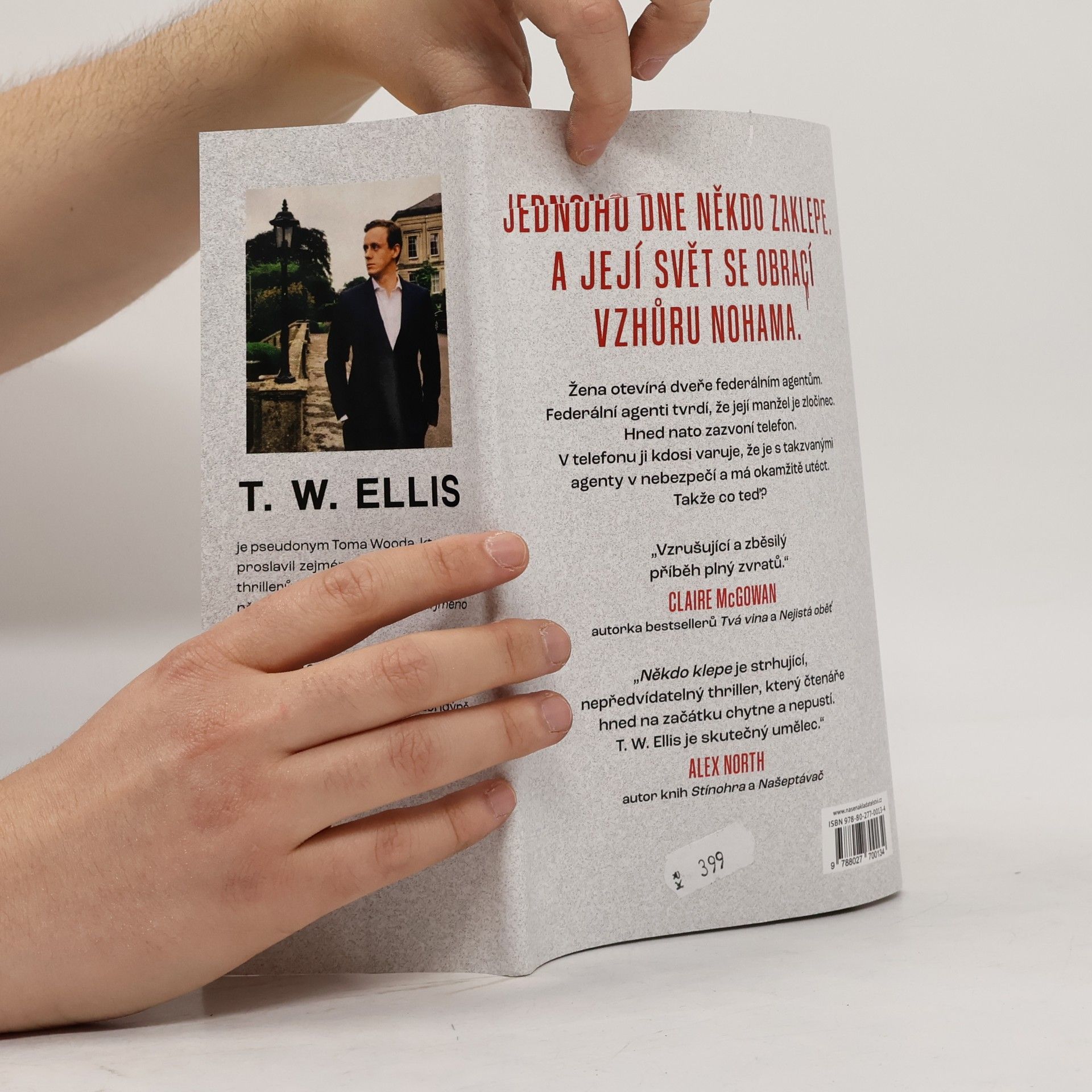 Tom Wood Někdo klepe