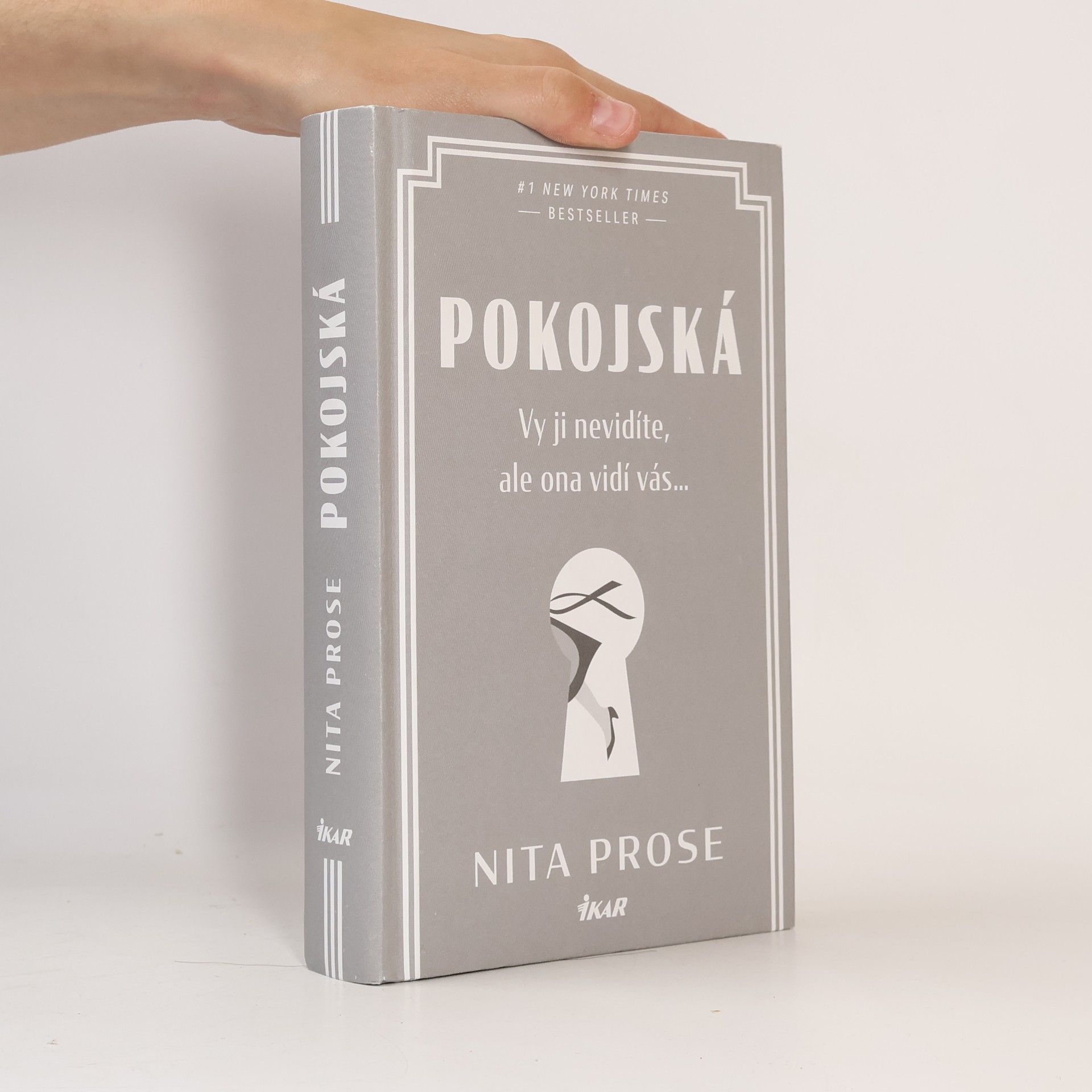 Nita Prose Pokojská: vy ji nevidíte, ale ona vidí vás...