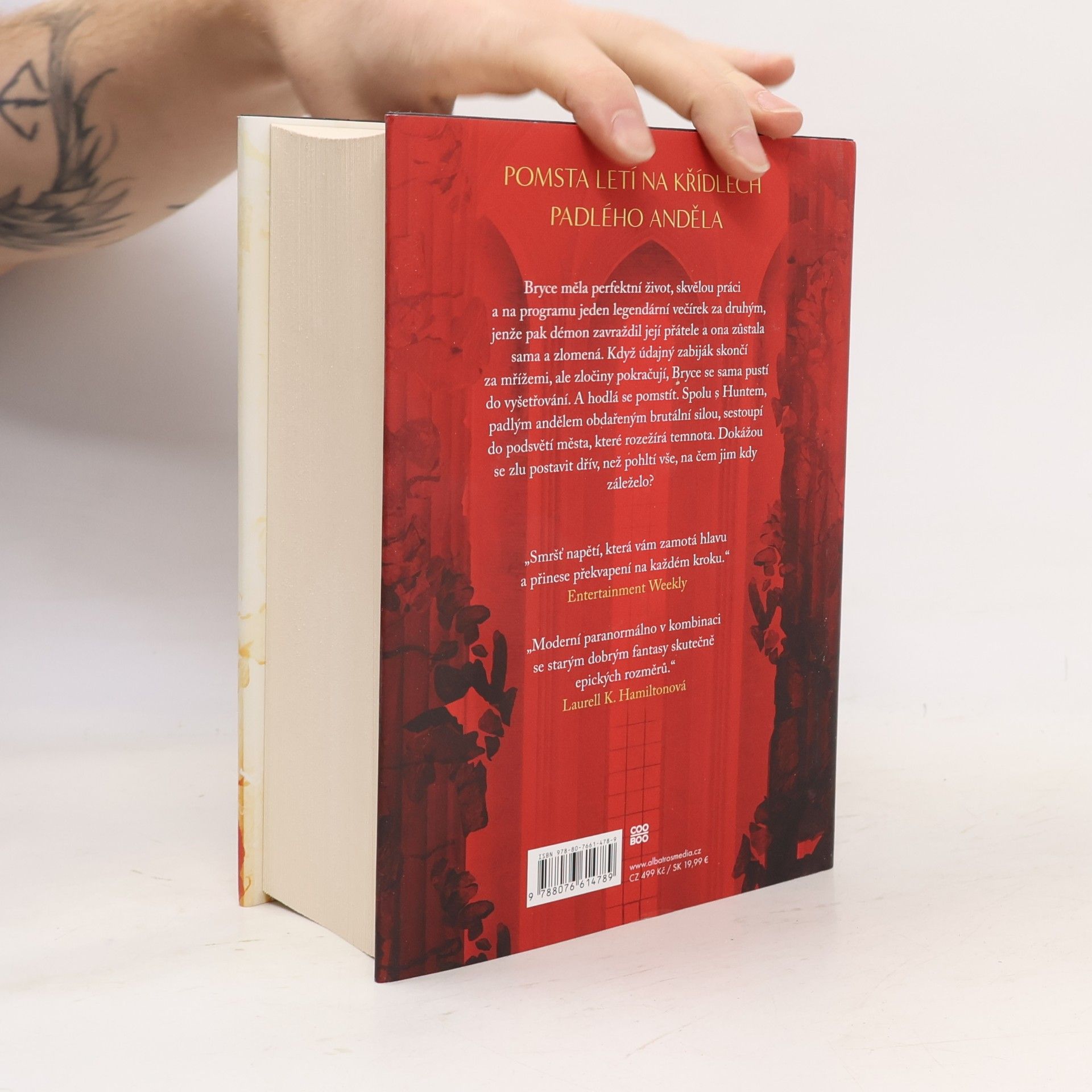 Sarah J. Maas Půlměsíční město. Rod země a krve