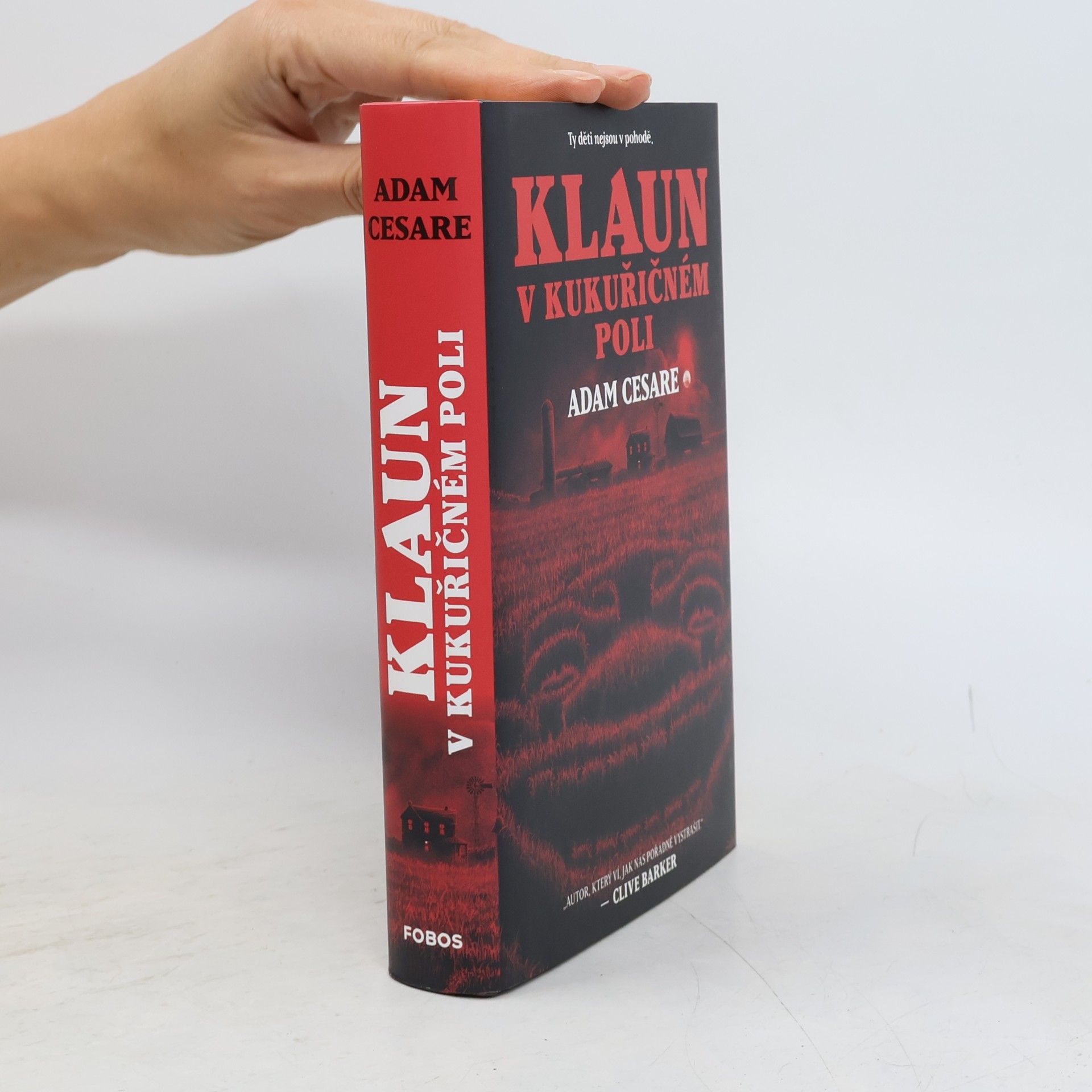 Adam Cesare Klaun v kukuřičném poli