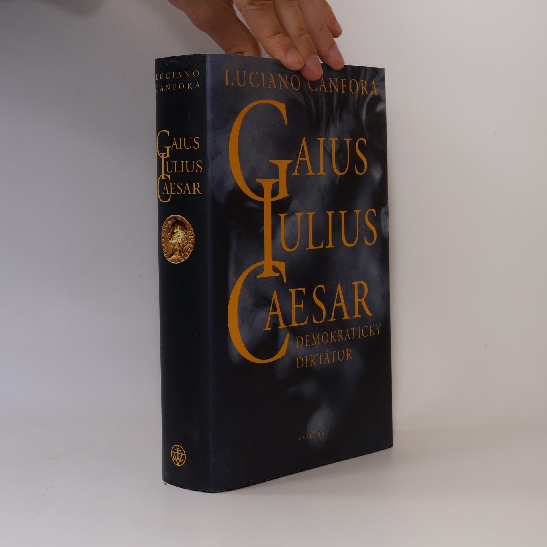 Luciano Canfora Gaius Iulius Caesar. Demokratický diktátor