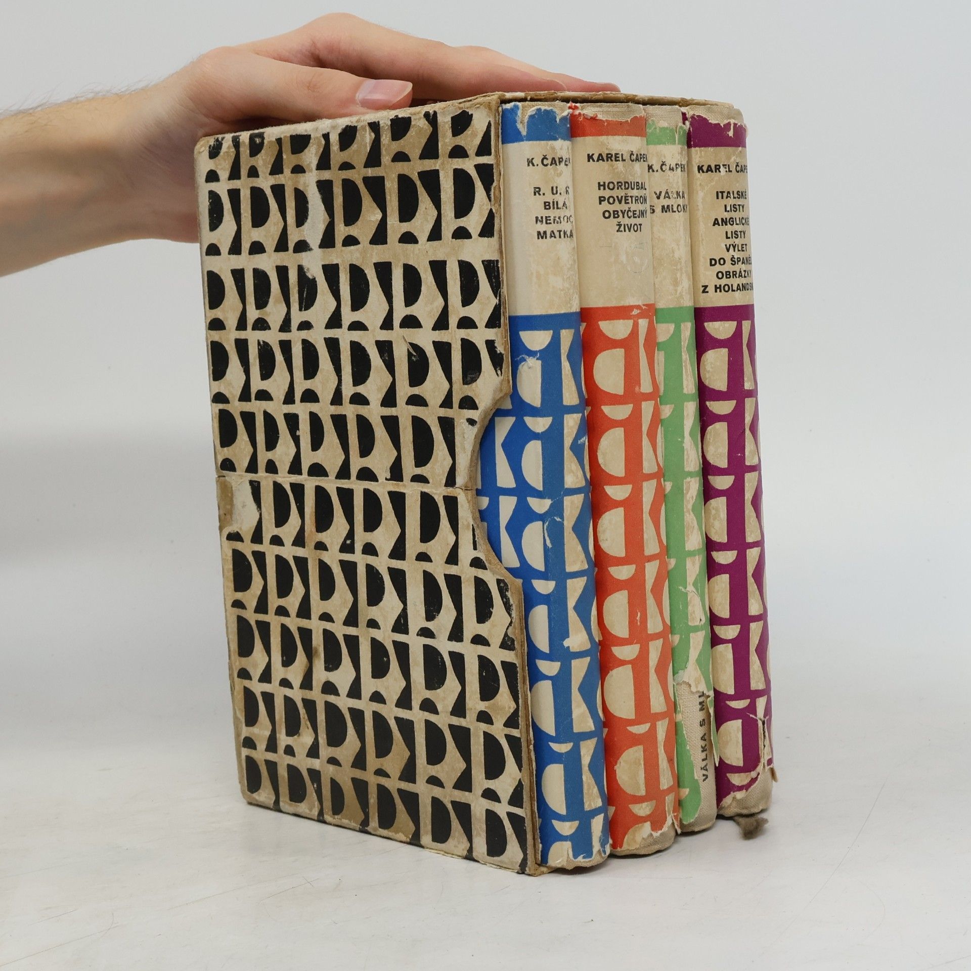 Karel Čapek Hordubal / Povětroň / Obyčejný život / Italské listy / Anglické listy / Výlet do Španěl / Obrázky z Holandska / Povídky z jedné kapsy / Povídky z druhé kapsy / Válka s mloky / R.U.R. / Bílá nemoc / Matka