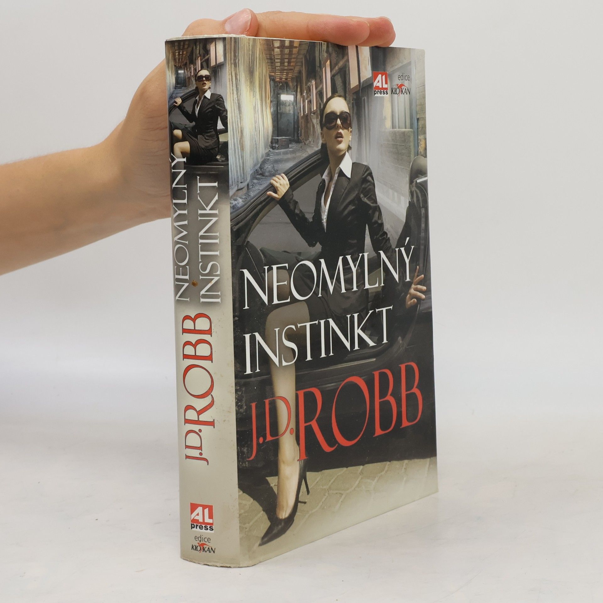 Nora Roberts Neomylný instinkt