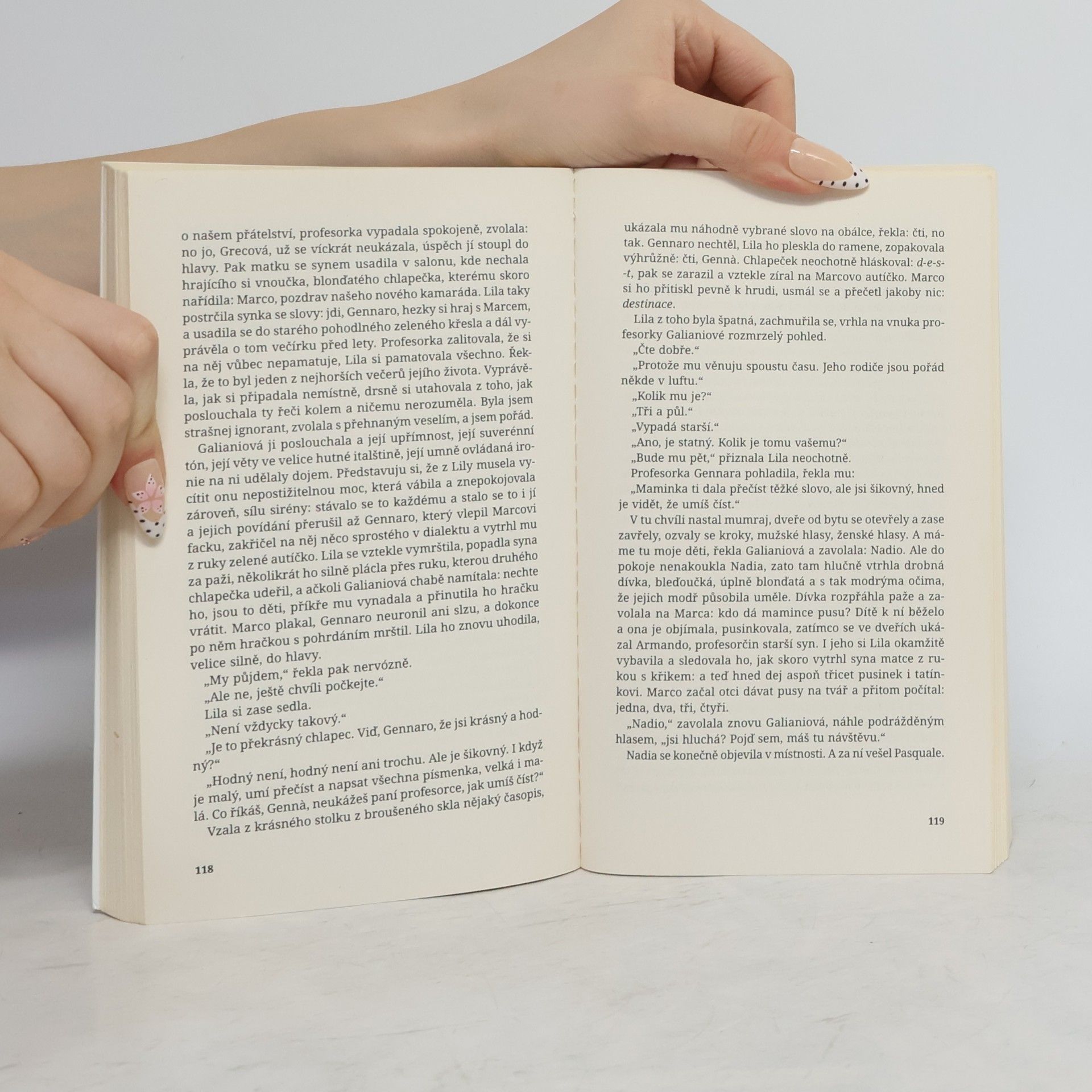 Elena Ferrante Geniální přítelkyně. Díl třetí, Příběh těch, co odcházejí, a těch, kteří zůstanou