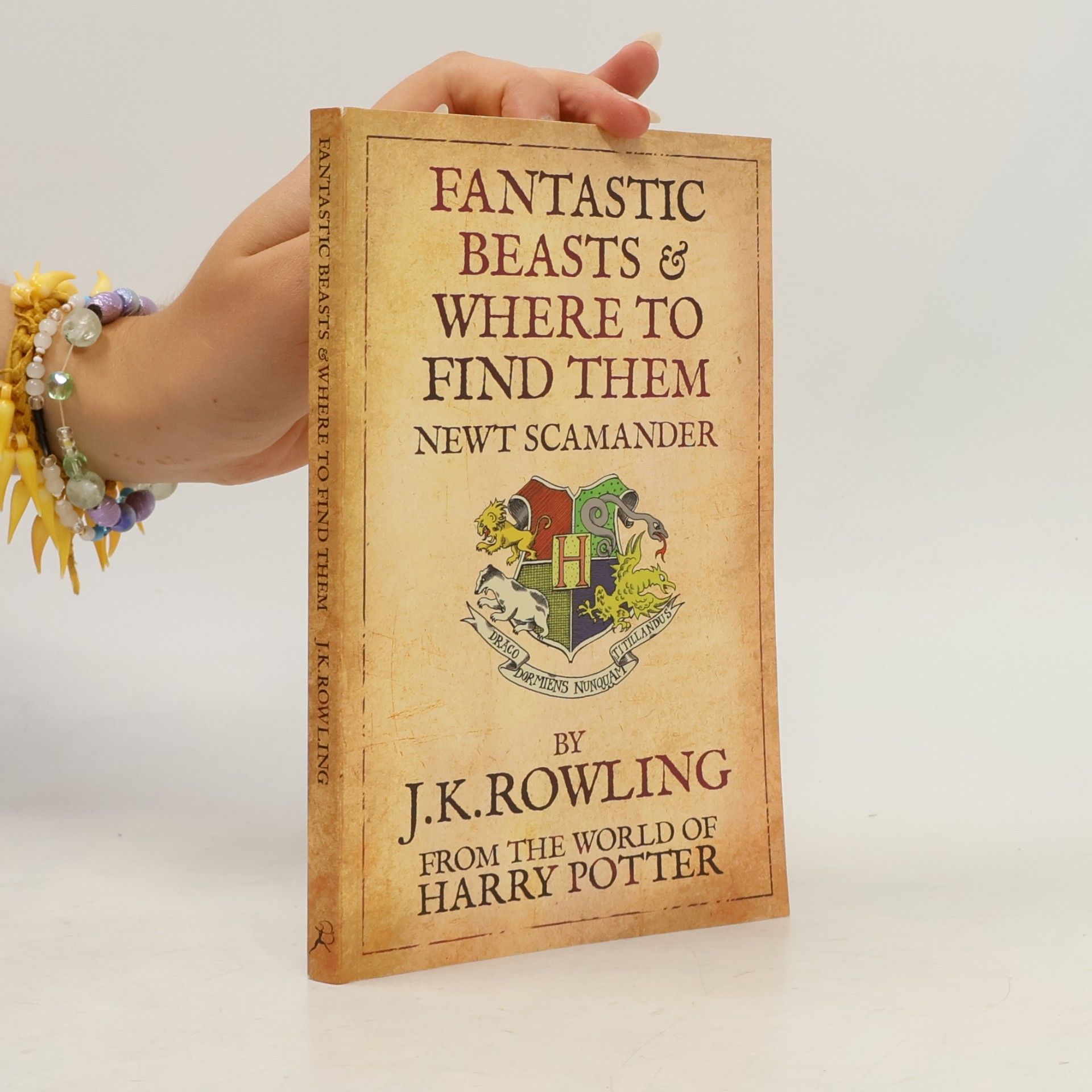 J. K. Rowling Fantastic beasts & where to find them : newt scamander