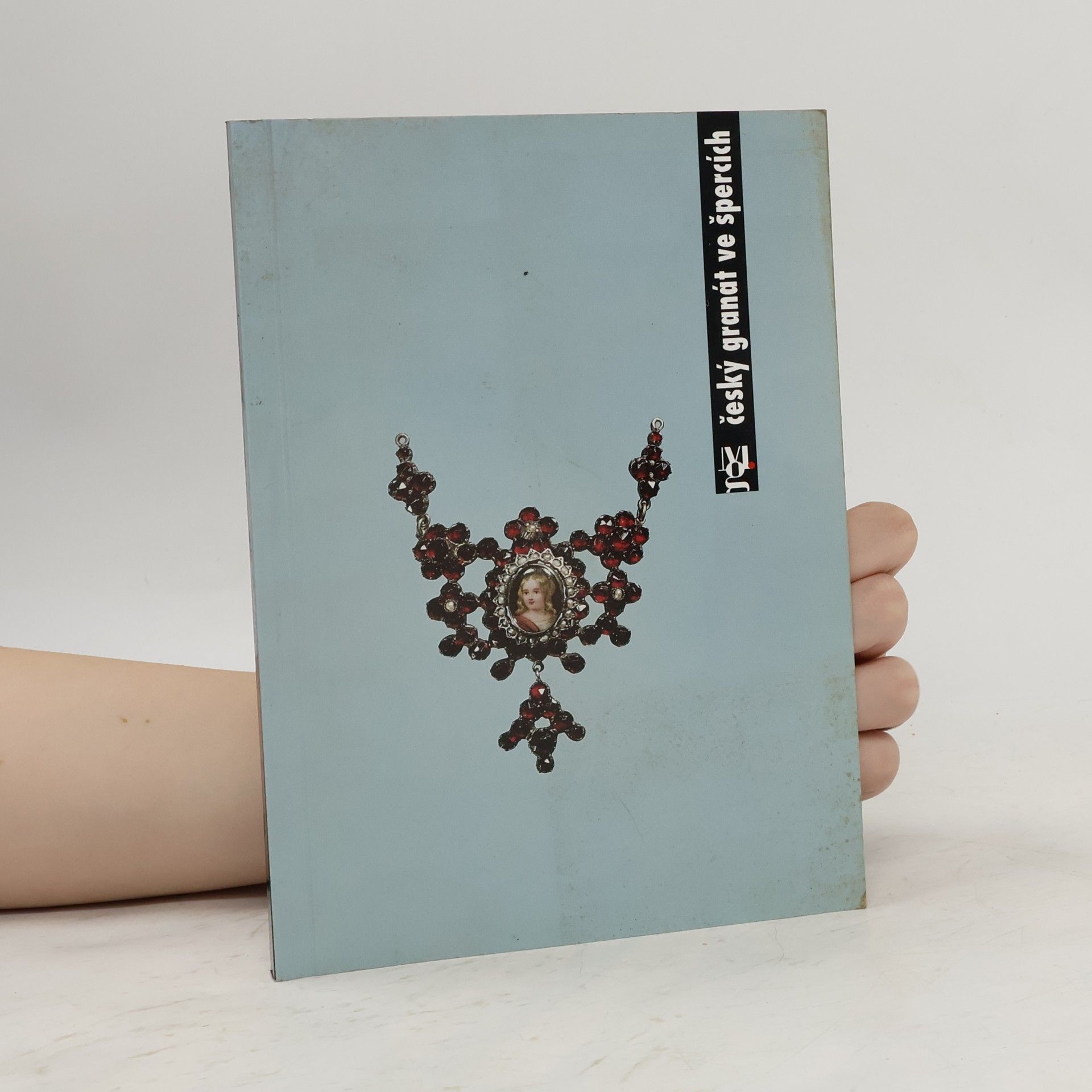 Alena Křížová Český granát ve špercích ze sbírek Moravské galerie v Brně