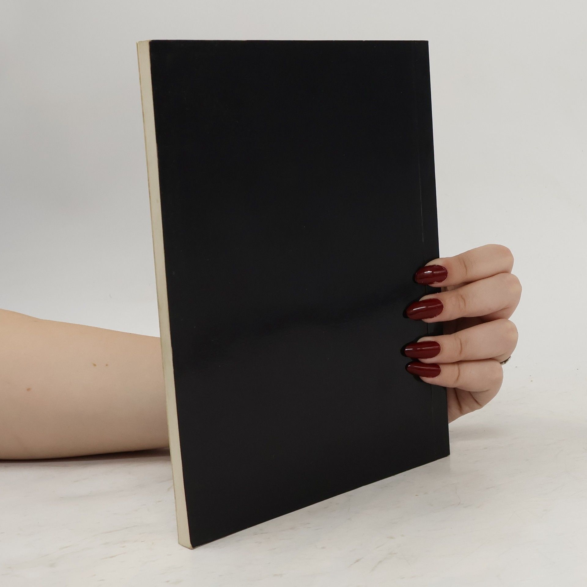 Alena Křížová Český granát ve špercích ze sbírek Moravské galerie v Brně