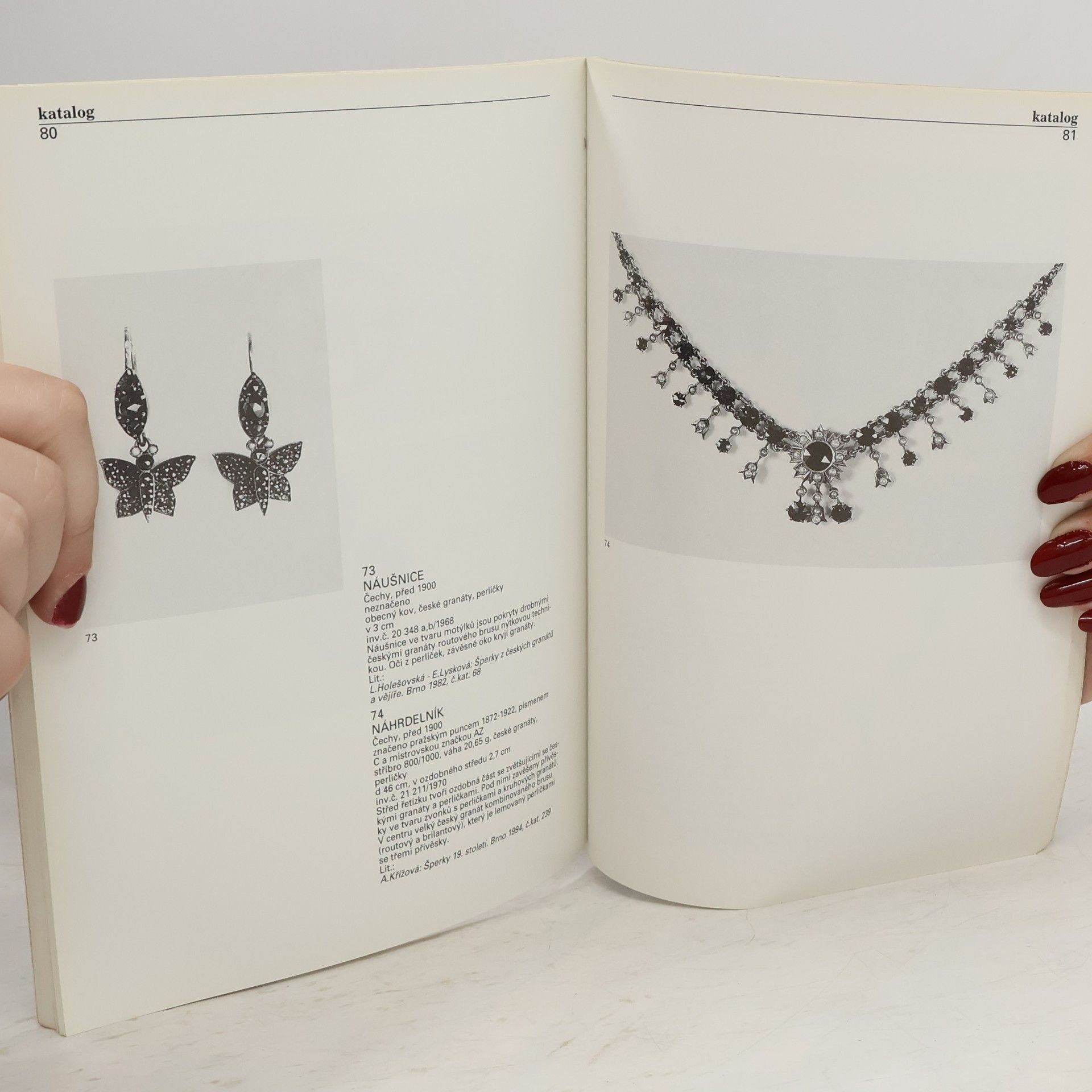 Alena Křížová Český granát ve špercích ze sbírek Moravské galerie v Brně