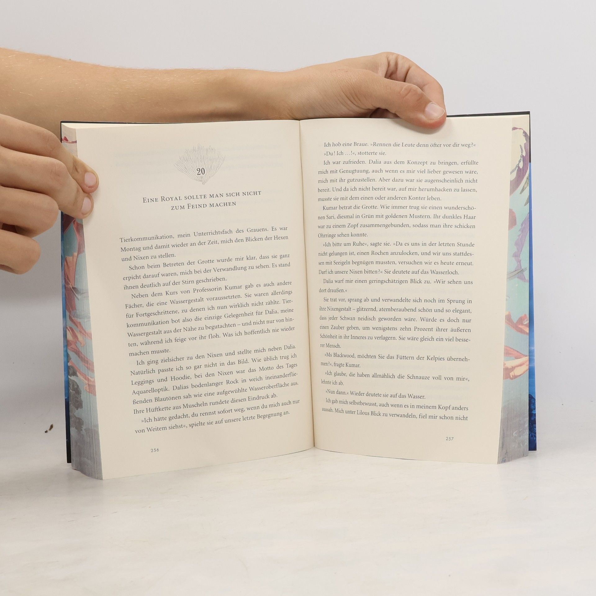 Jennifer Alice Jager School of Myth & Magic, Band 1: Der Kuss der Nixe (Limitierte Auflage mit Farbschnitt und Charakterkarte)