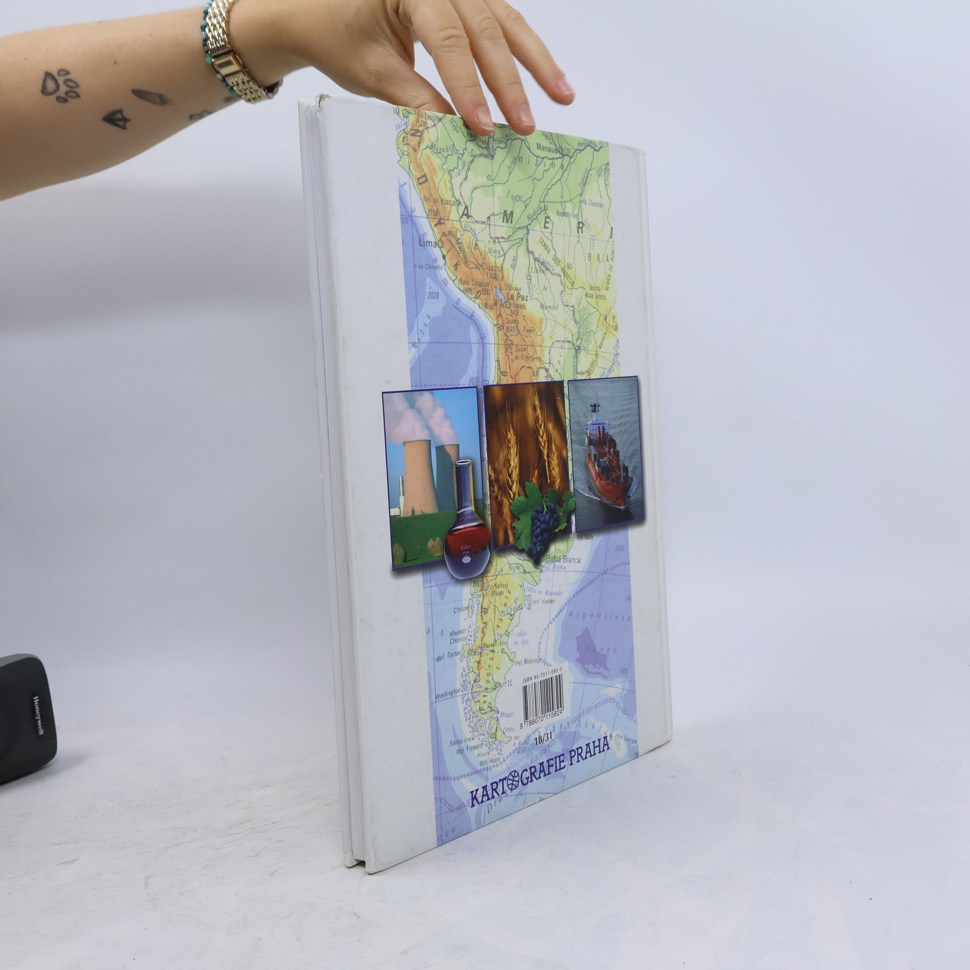 AA.VV. Školní atlas světa