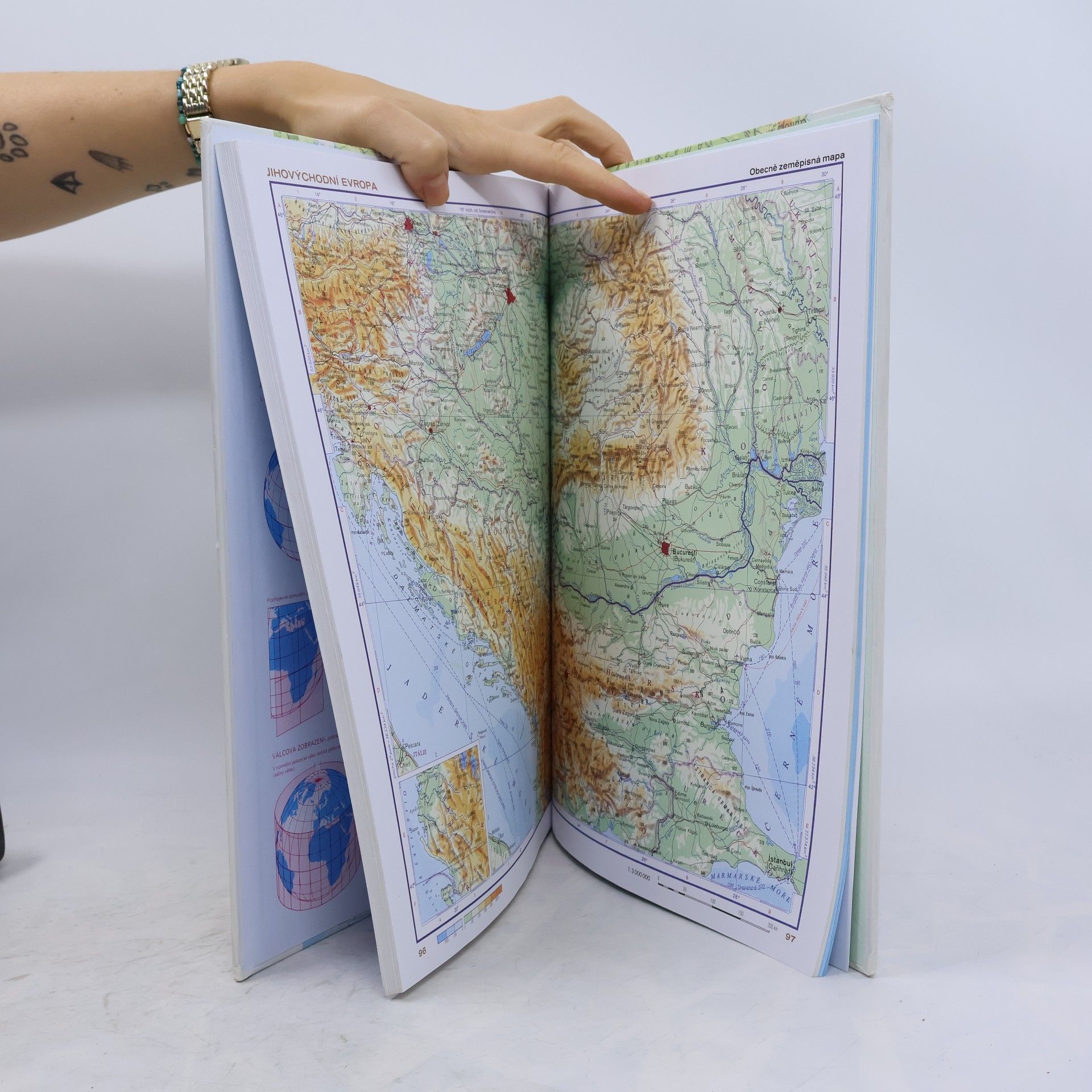 AA.VV. Školní atlas světa