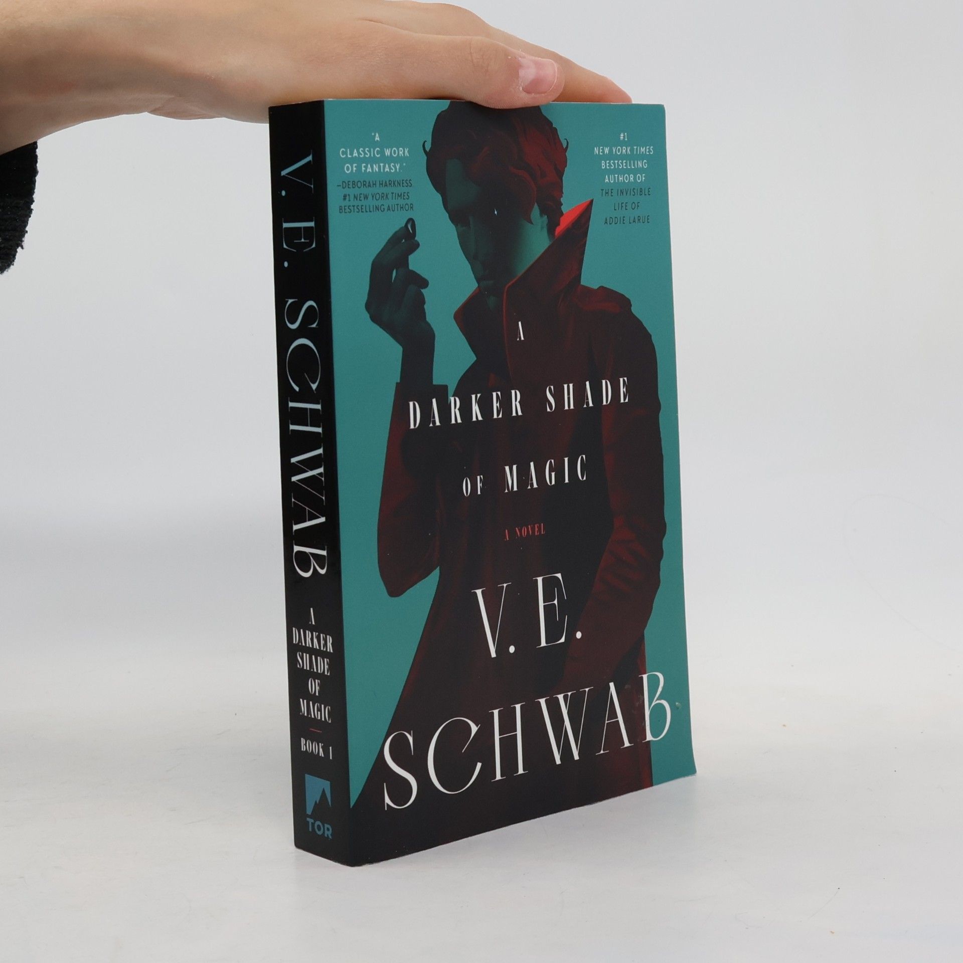 Victoria Schwab A Darker Shade of Magic