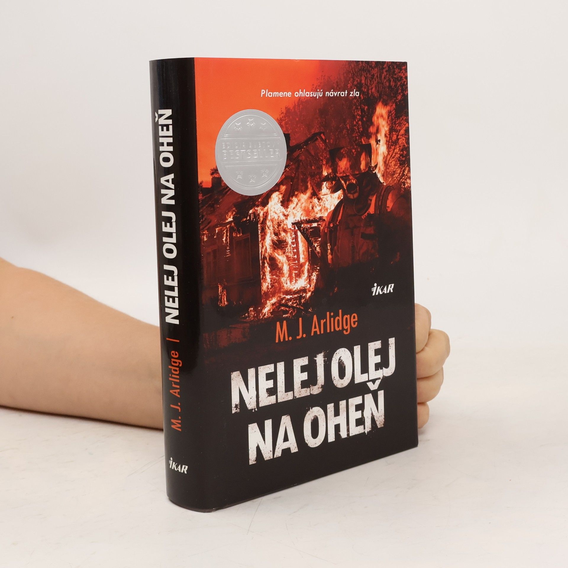 M. J. Arlidge Nelej olej na oheň