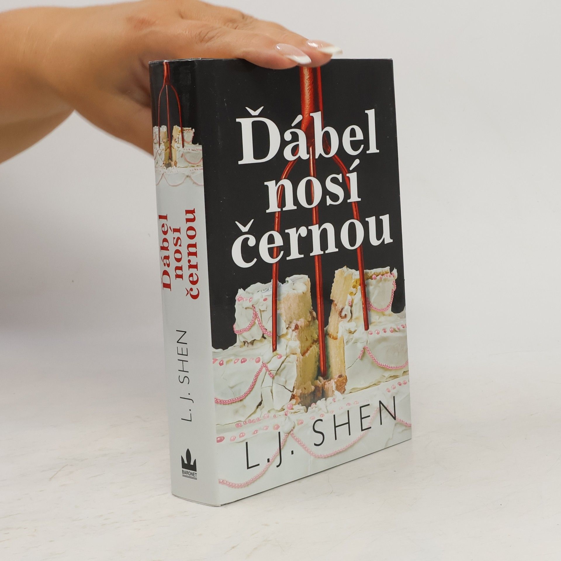 L. J.  Shen Ďábel nosí černou