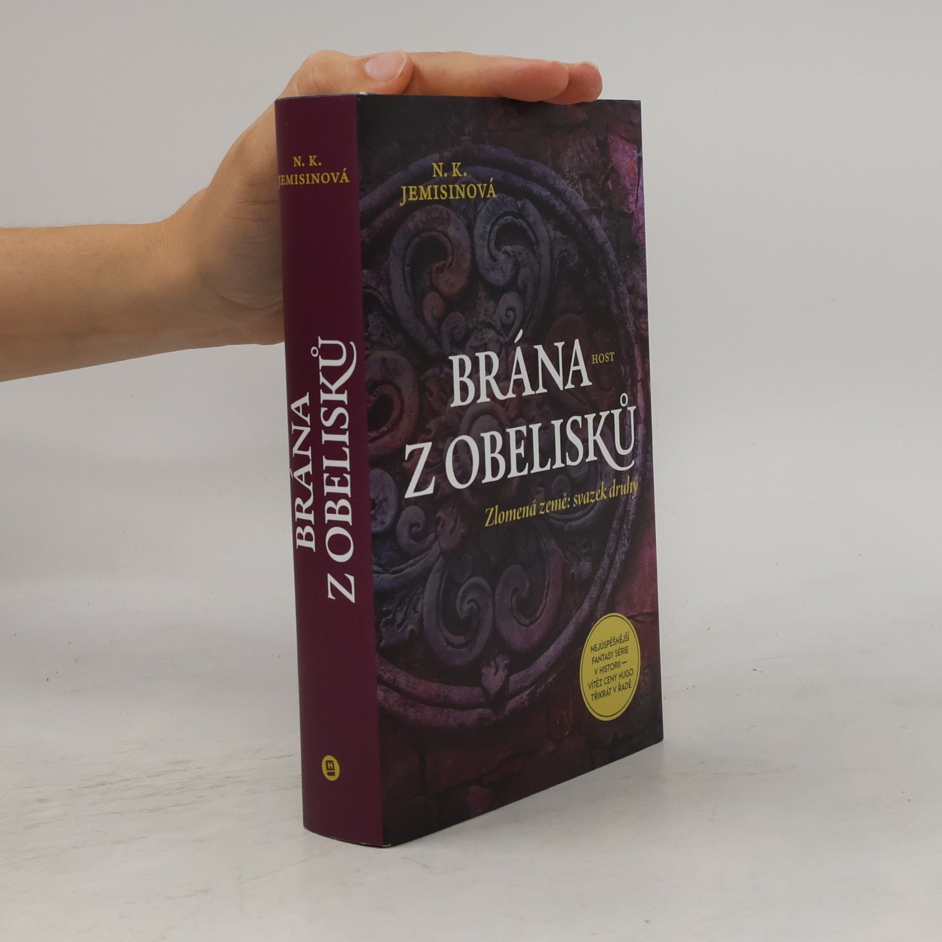 N. K. Jemisin Zlomená země. Svazek druhý, Brána z obelisků