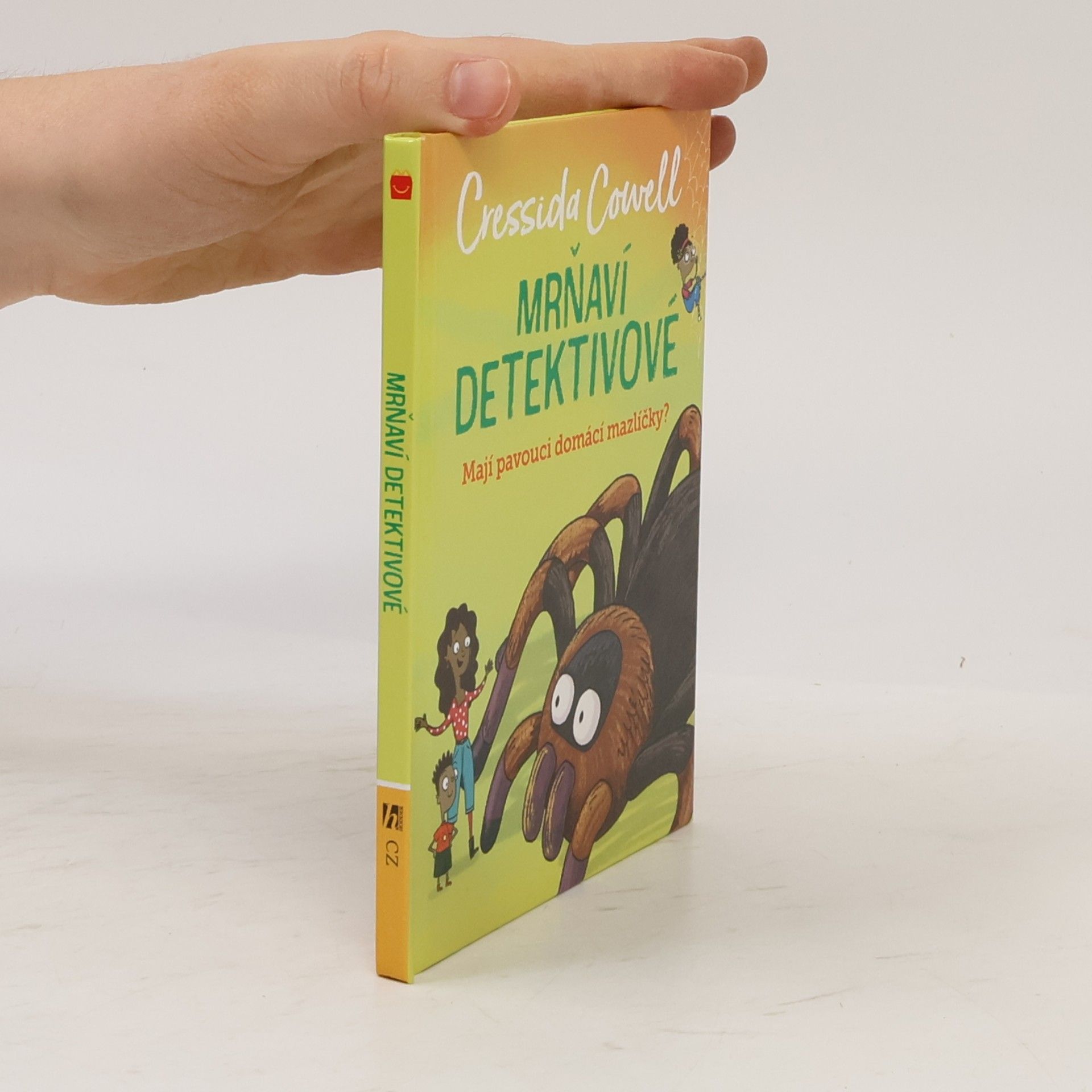 Cressida Cowell Mrňaví detektivové. Mají pavouci domácí mazlíčky?