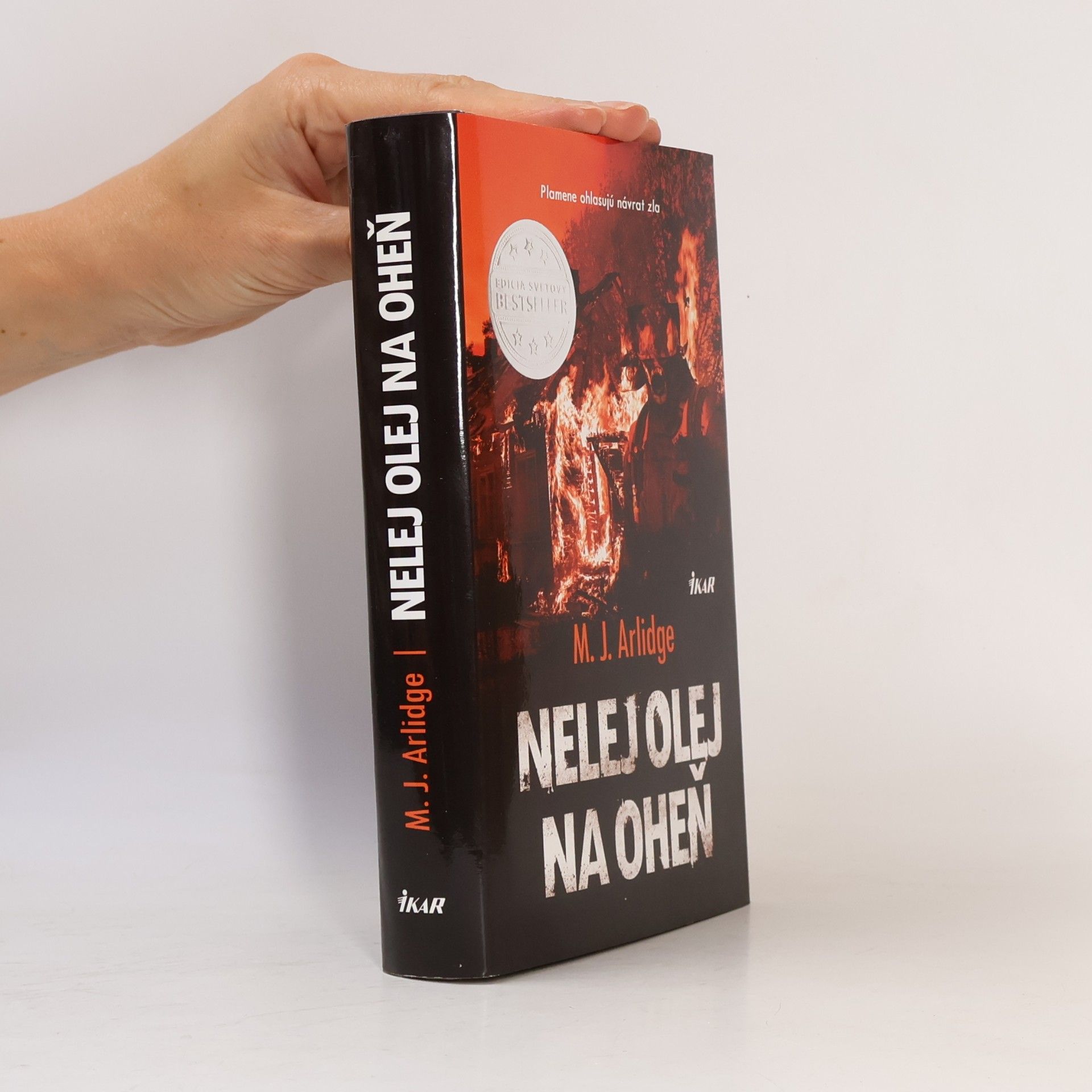 M. J. Arlidge Nelej olej na oheň